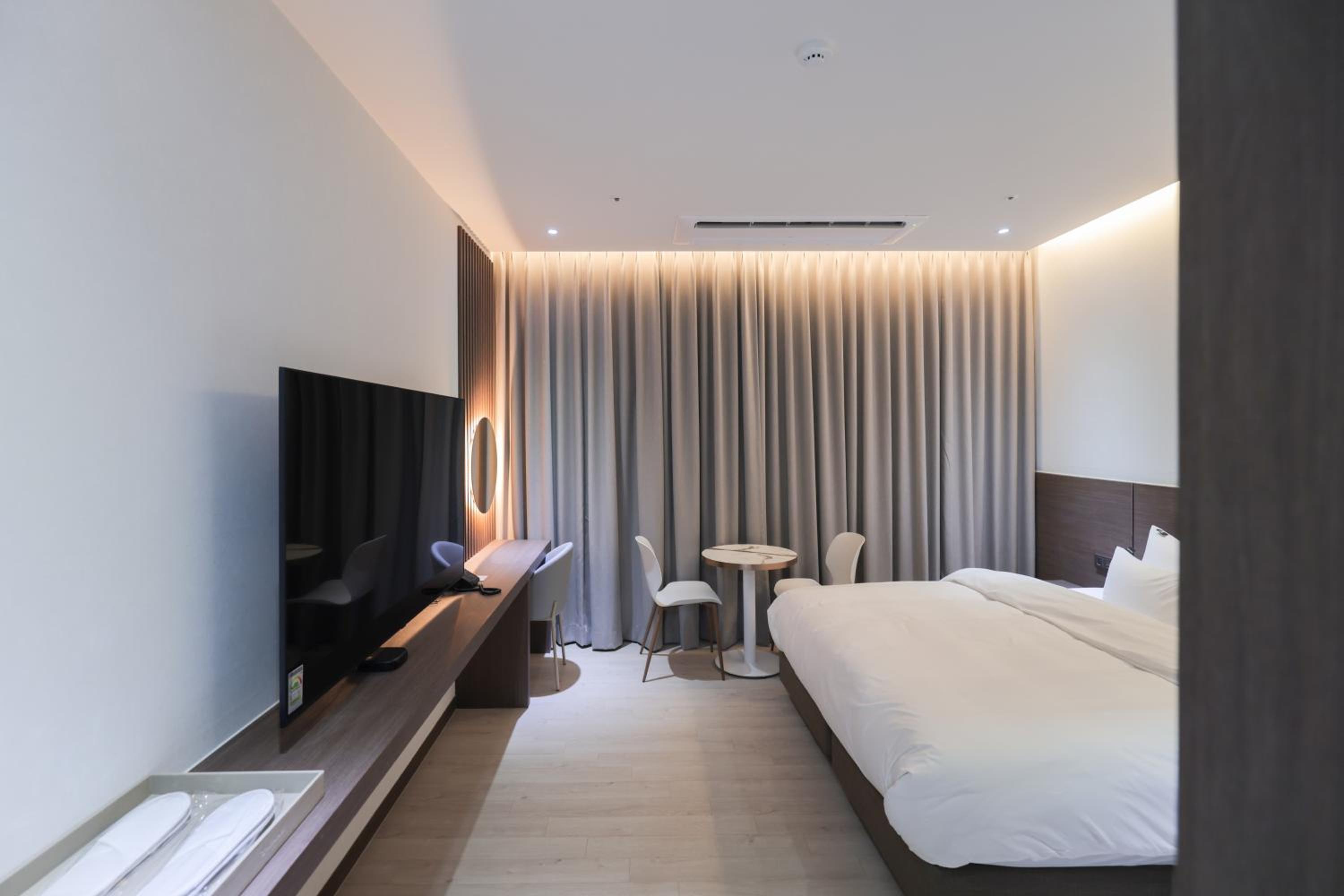 Superior King Room - Photo 20