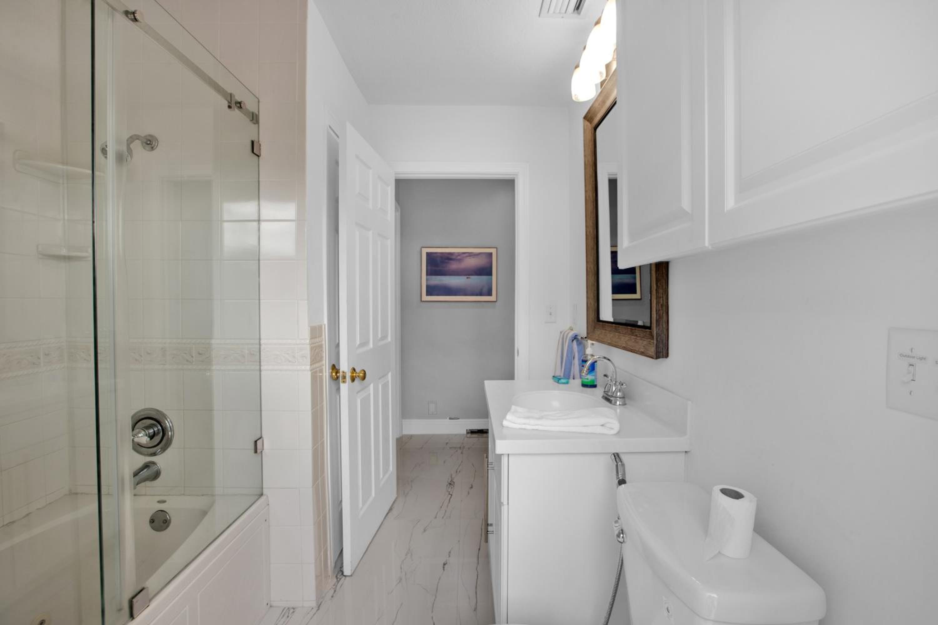 Five-Bedroom House photo 2