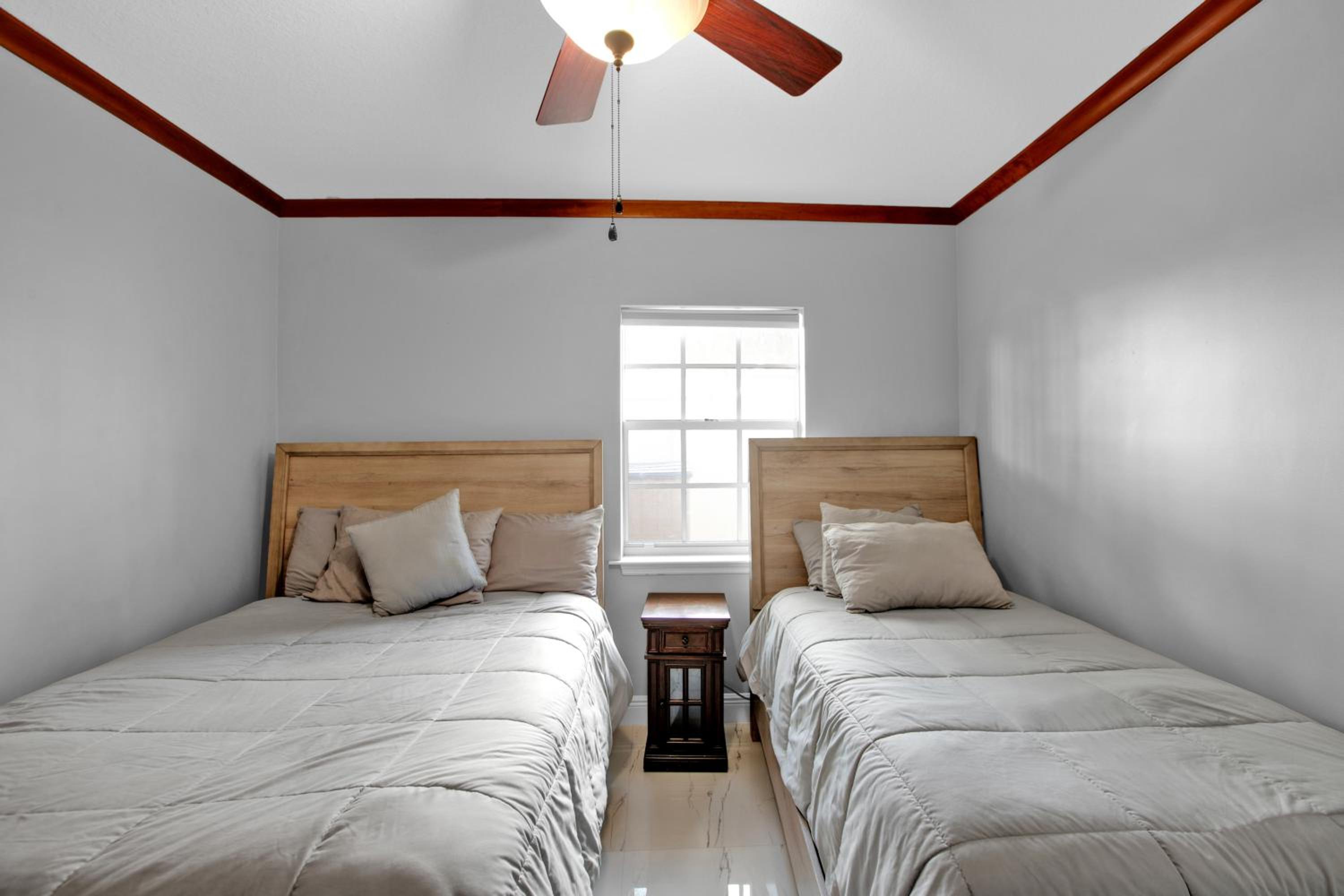 Five-Bedroom House photo 1