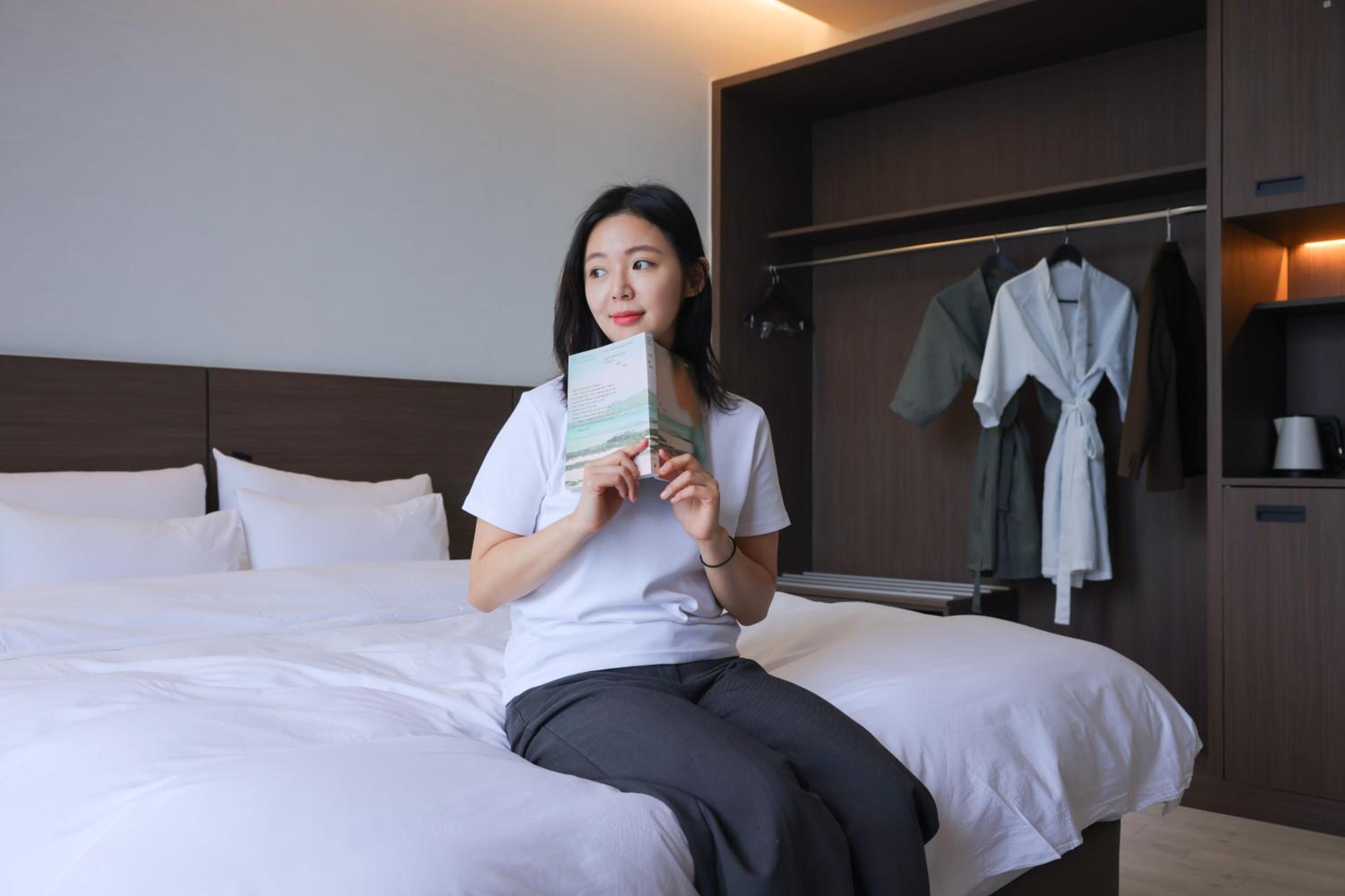 Deluxe King Room - Photo 8