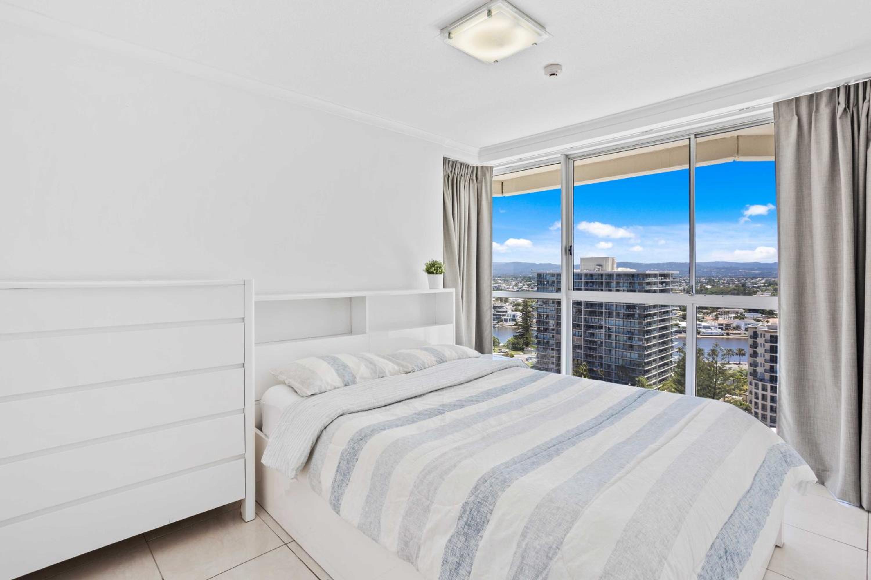 3 Bedroom Ocean View Penthouse - Photo 3