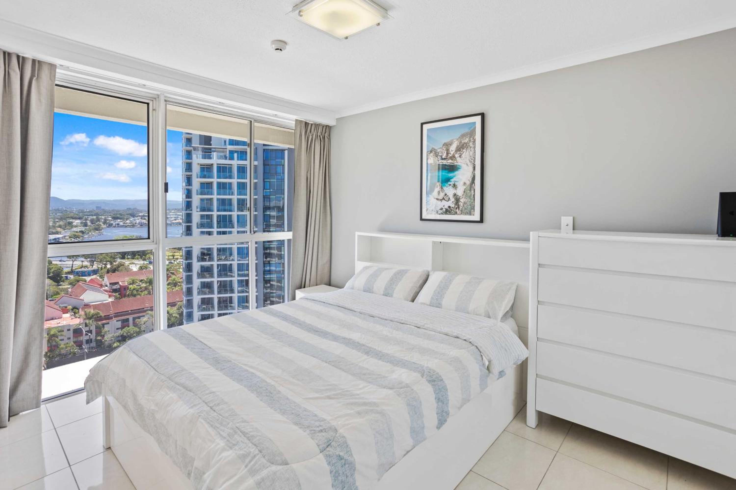 3 Bedroom Ocean View Penthouse - Photo 2