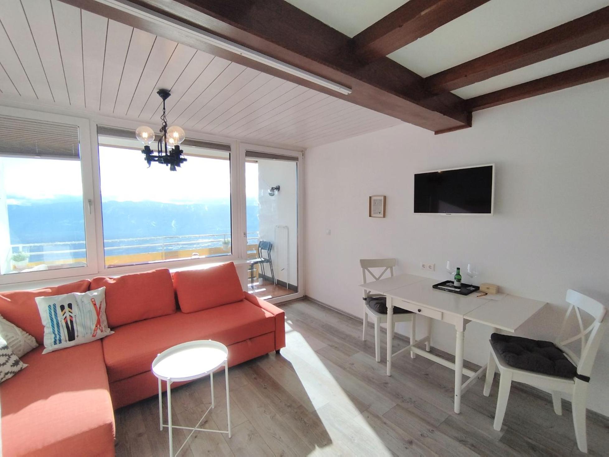 Apartment with Balcony photo 3