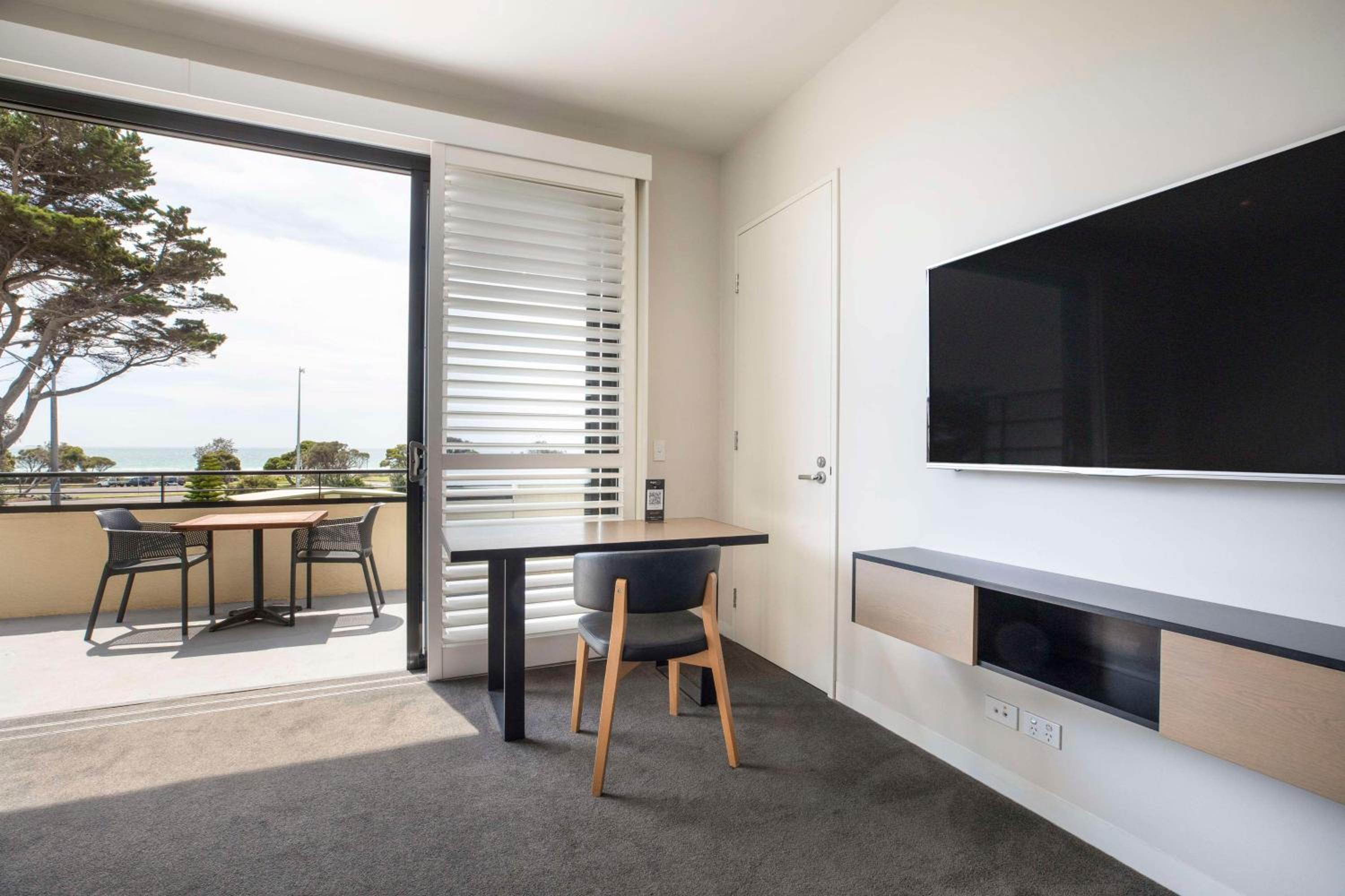 Beachfront King Suite photo 3