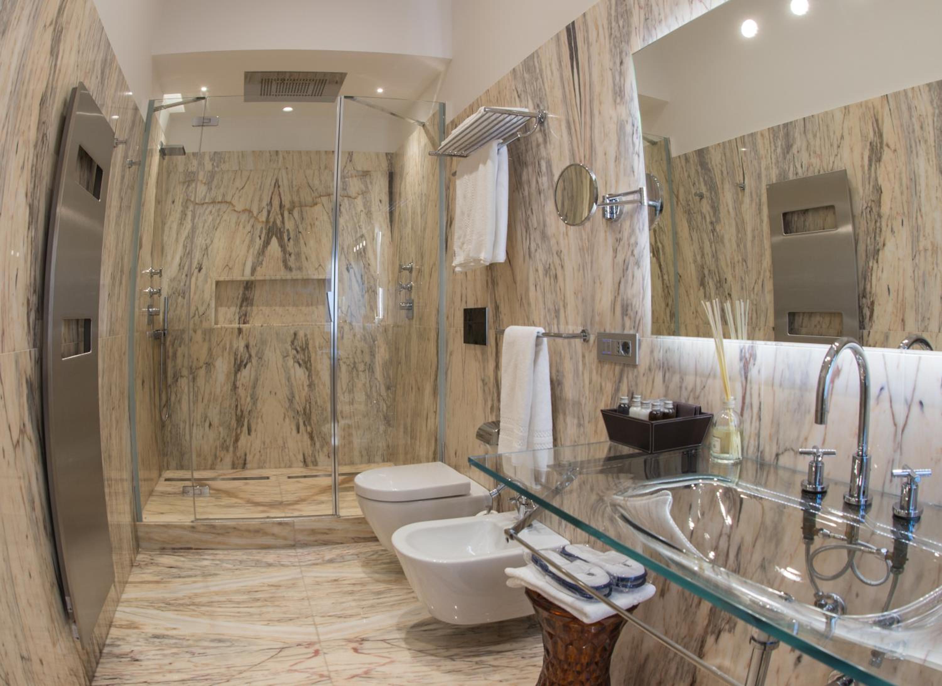 Deluxe Queen Room - Photo 11
