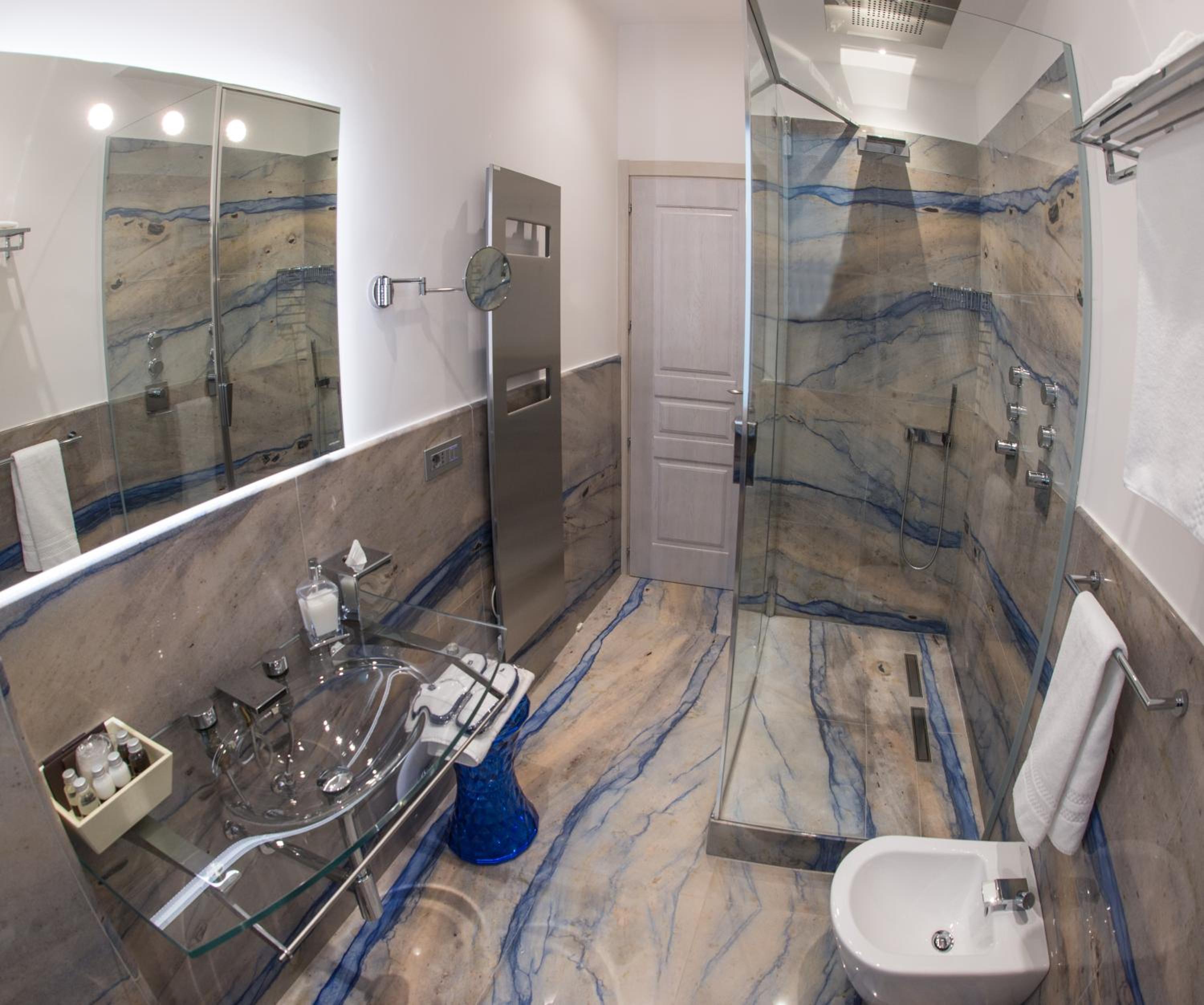 Deluxe Queen Room - Photo 12