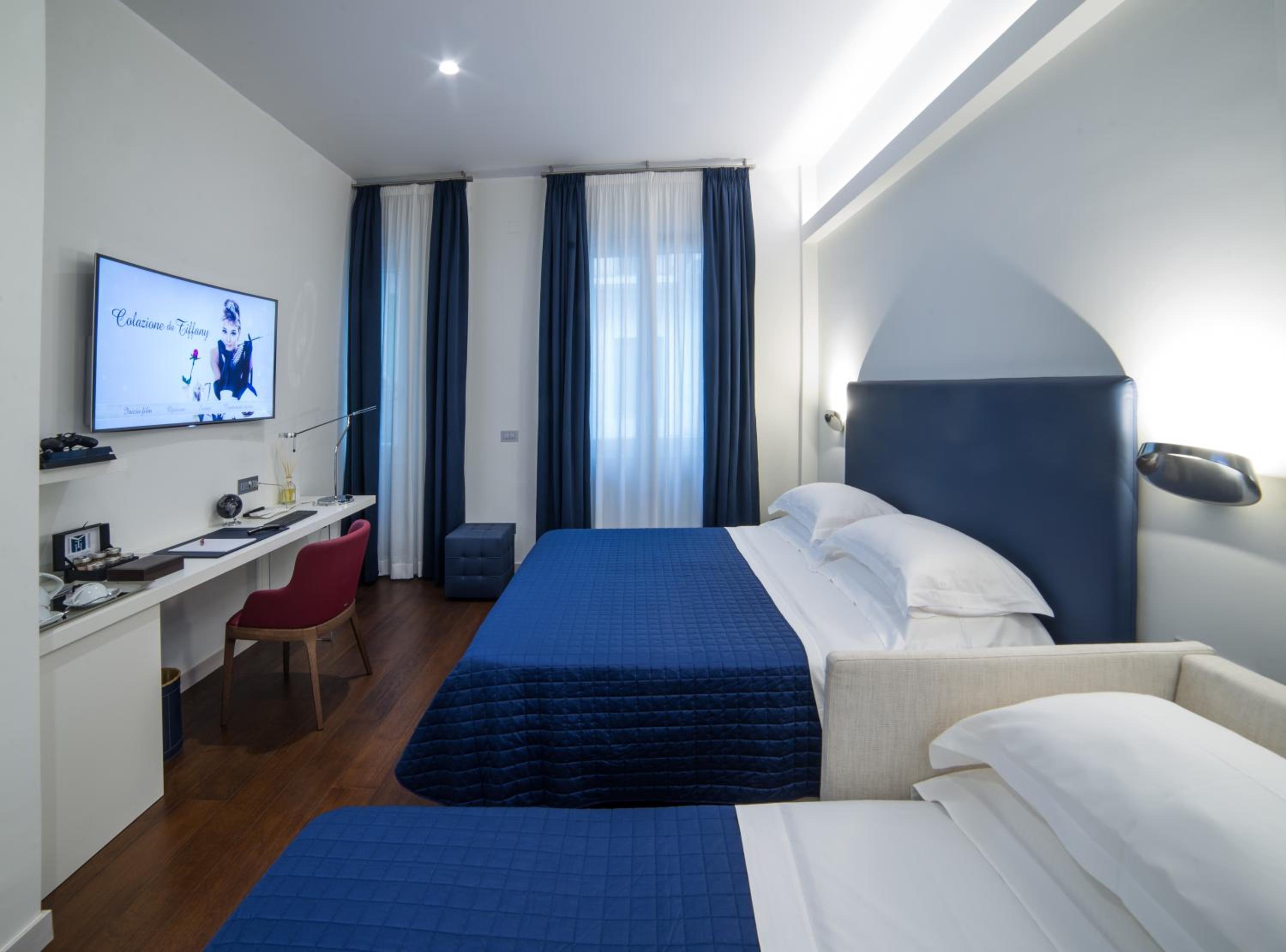 Deluxe Queen Room - Photo 10