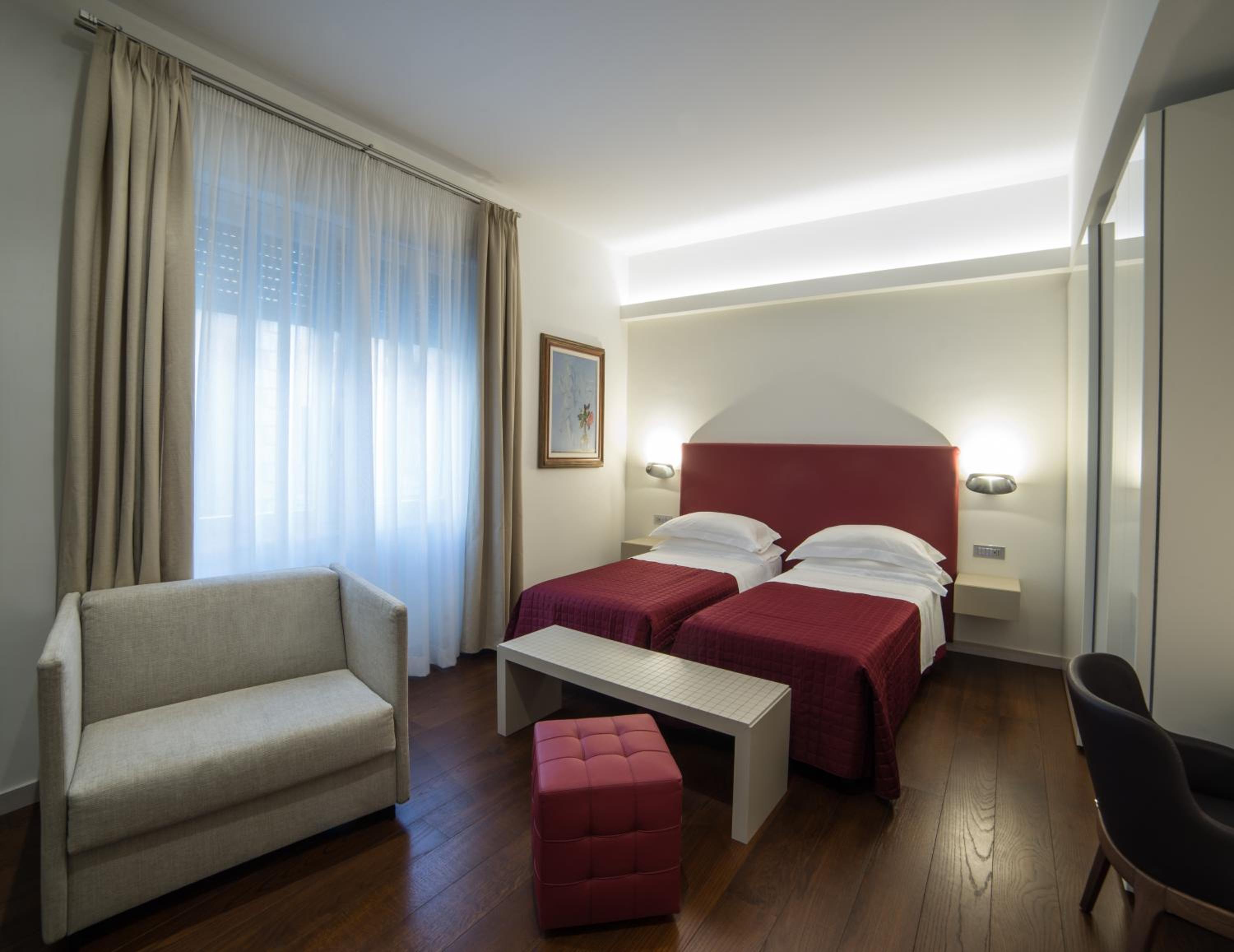 Deluxe Queen Room - Photo 7