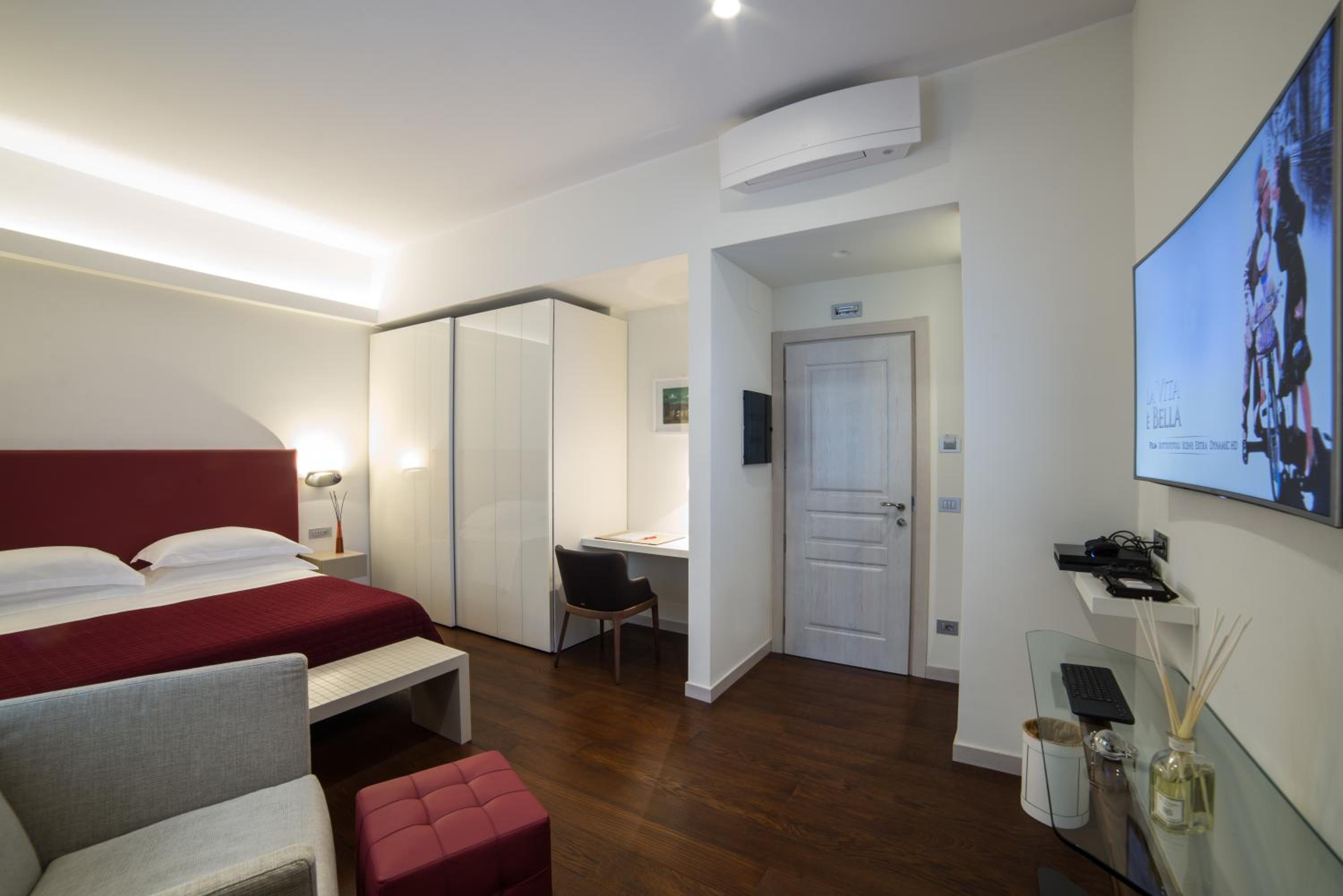 Deluxe Double Room with Side Sea View