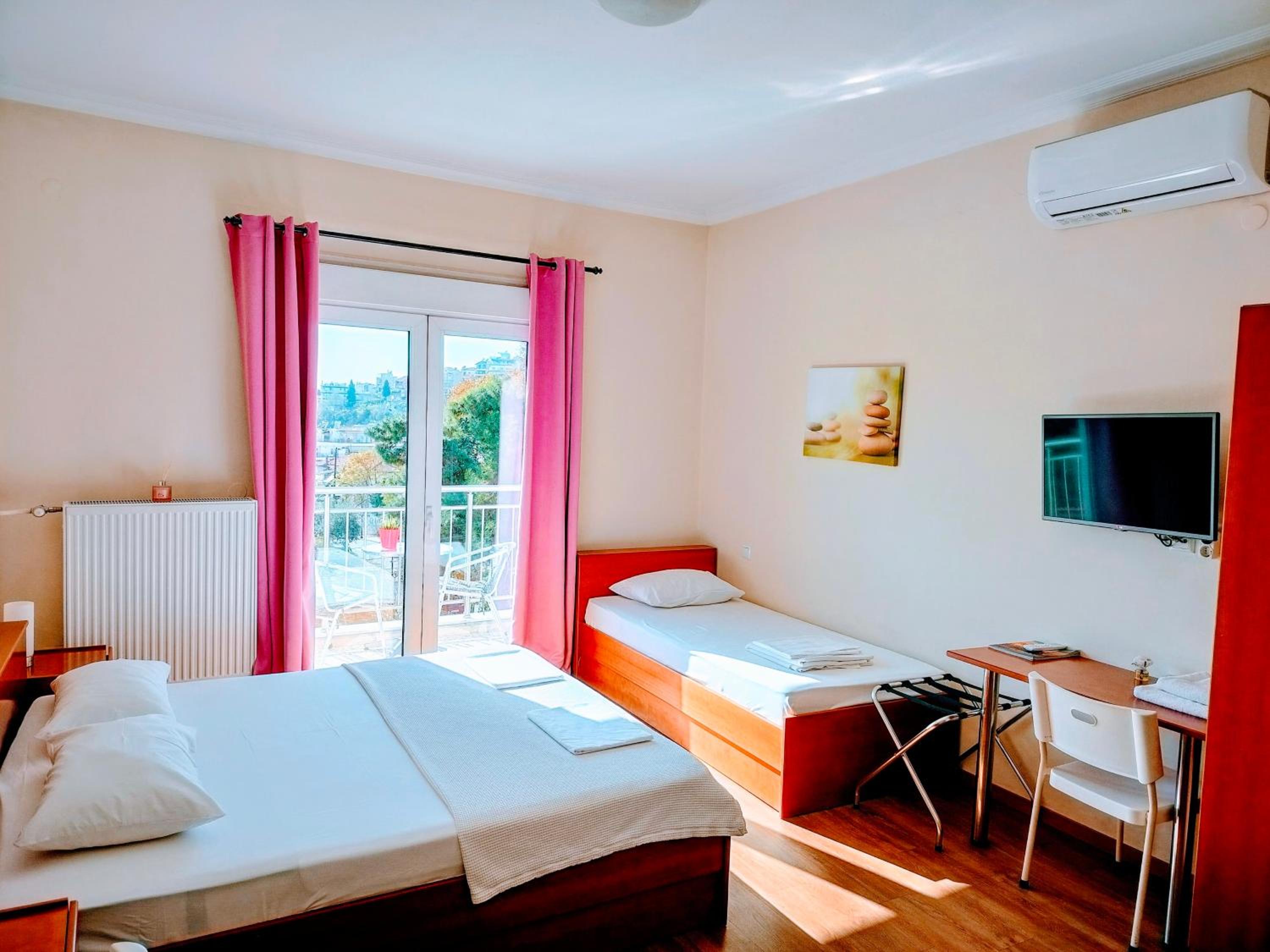 Triple Room with Balcony and View - Photo 5