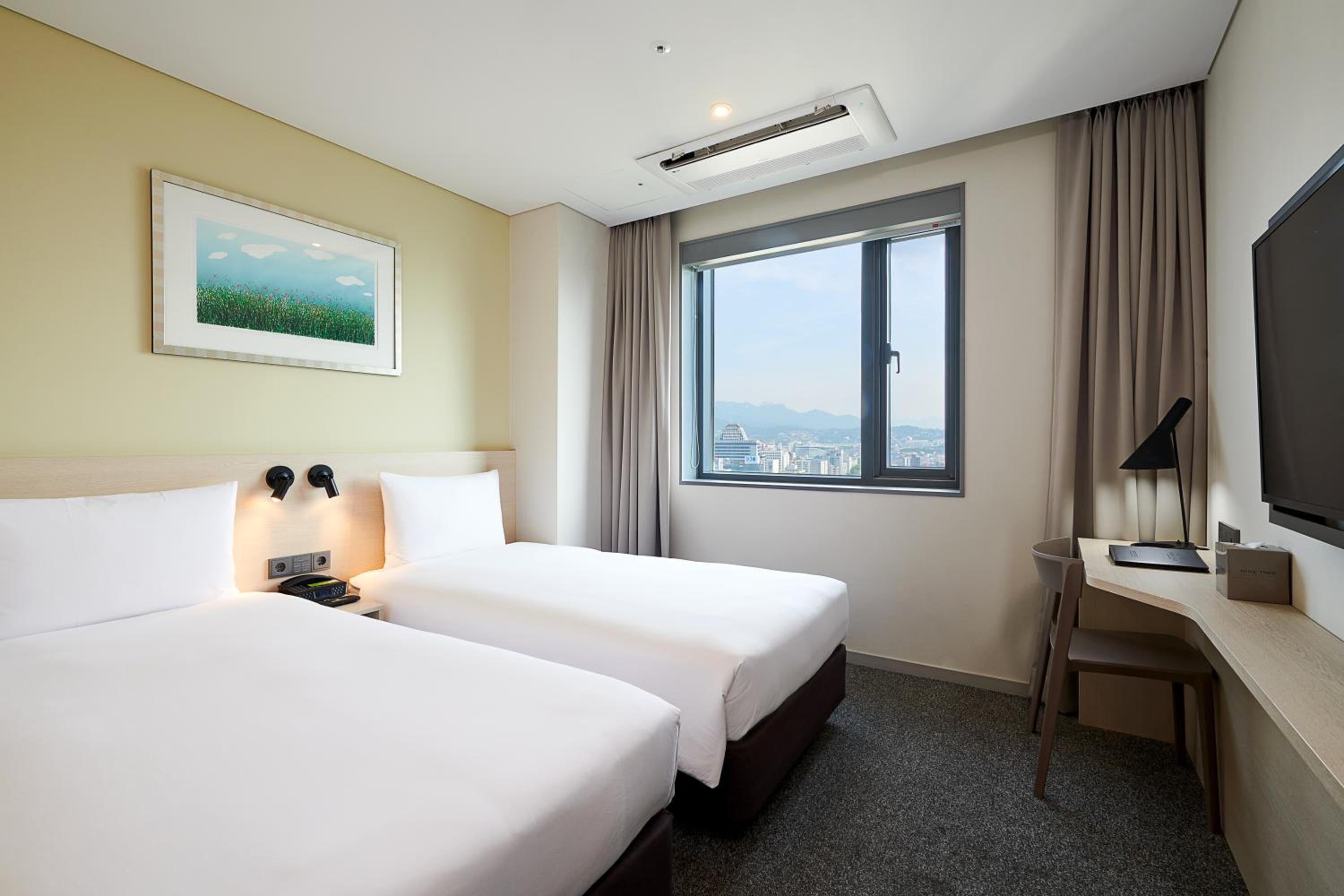 Free Upgrade to Deluxe Twin with Park View
