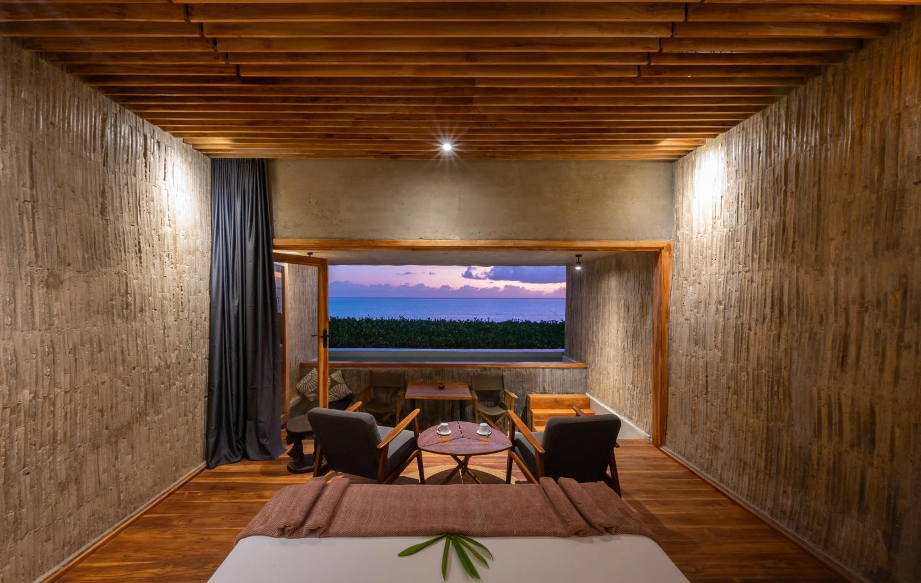 Deluxe Suite with Sea View - Photo 12