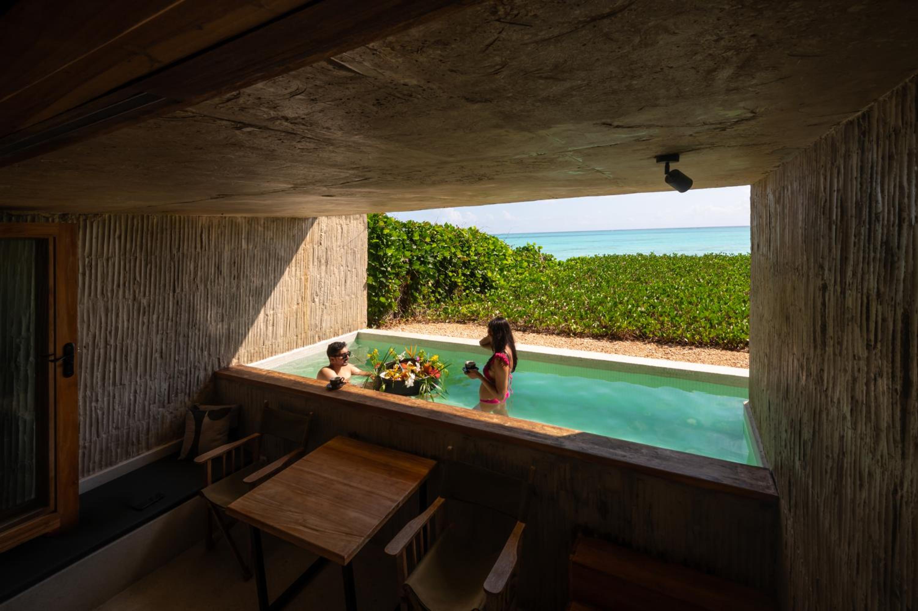 Deluxe Suite with Sea View - Photo 13