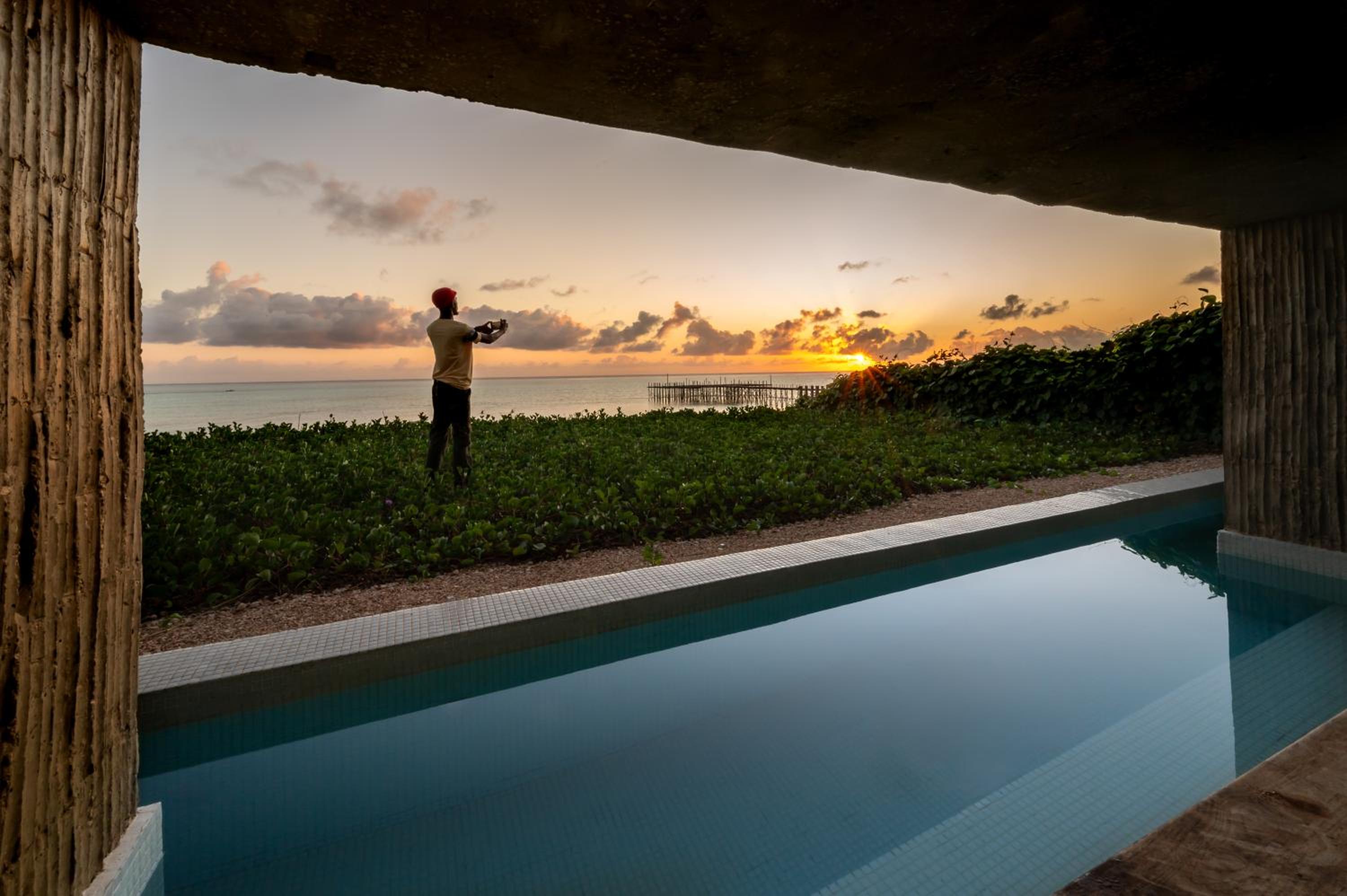 Deluxe Suite with Sea View - Photo 9