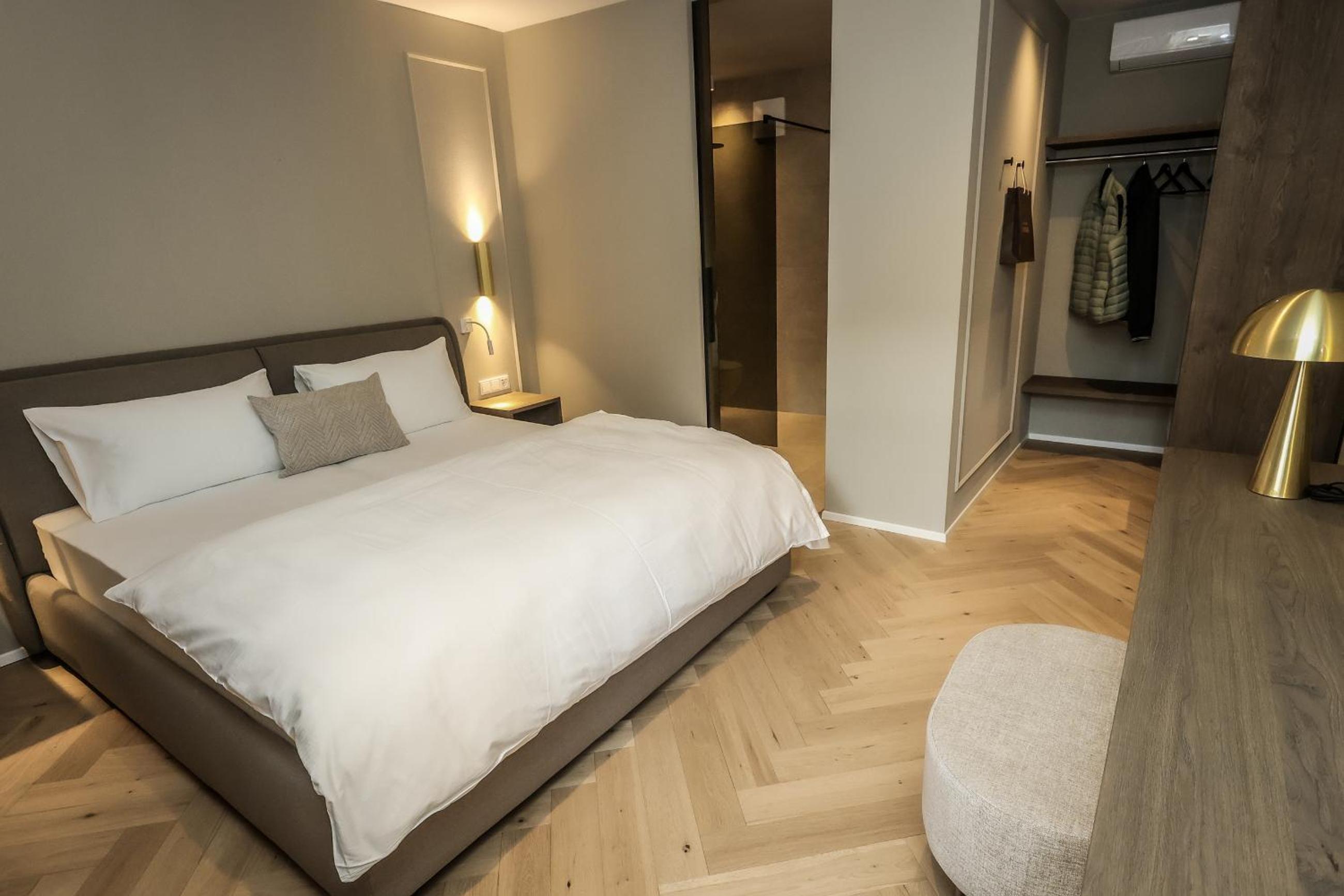 Junior Suite with Balcony - Photo 5