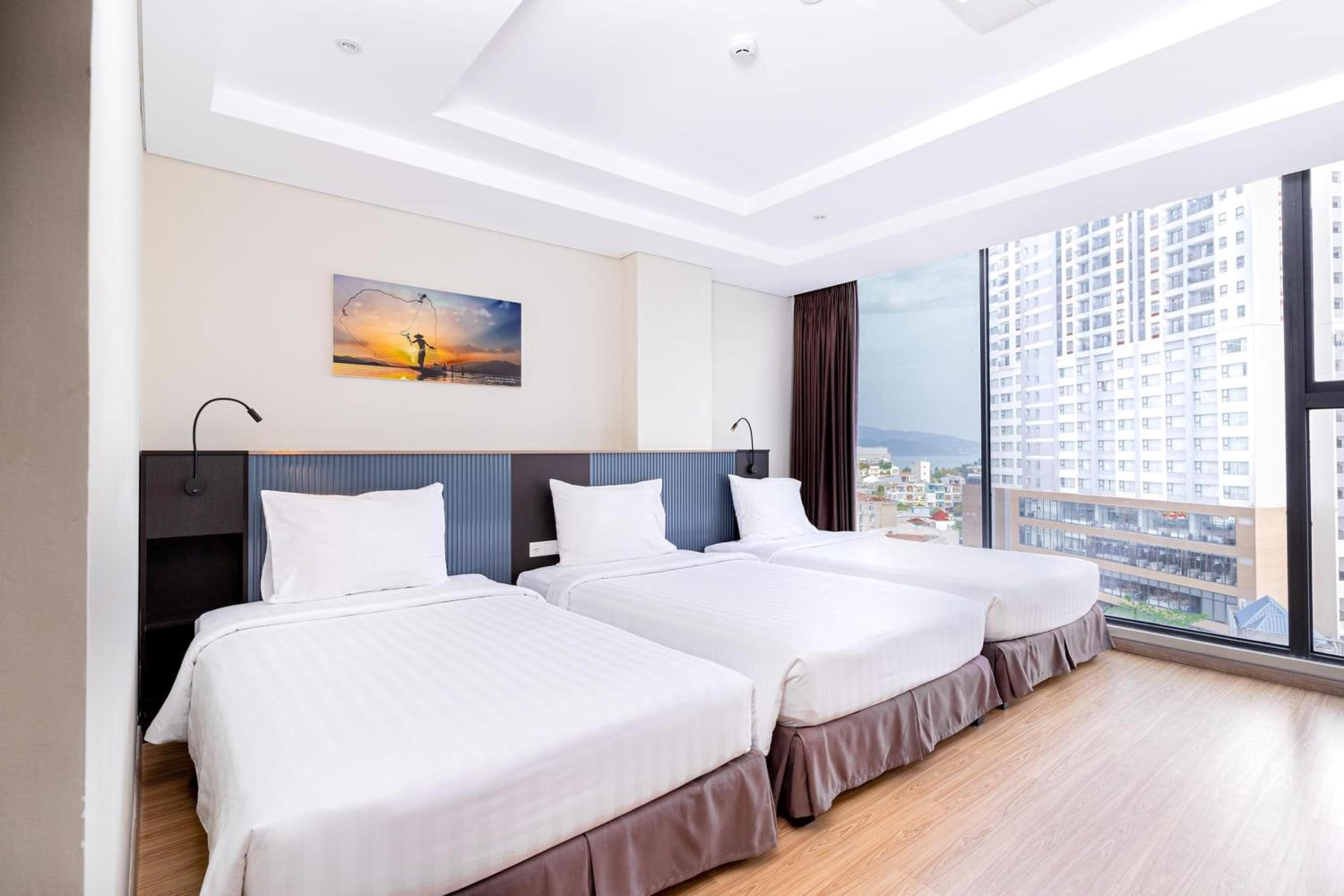 Family Suite with City View - Photo 4