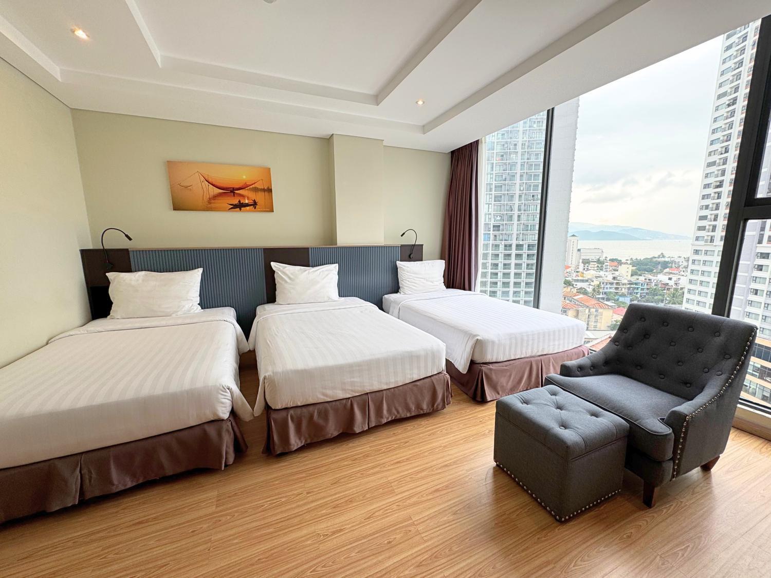 Family Suite with City View - Photo 11