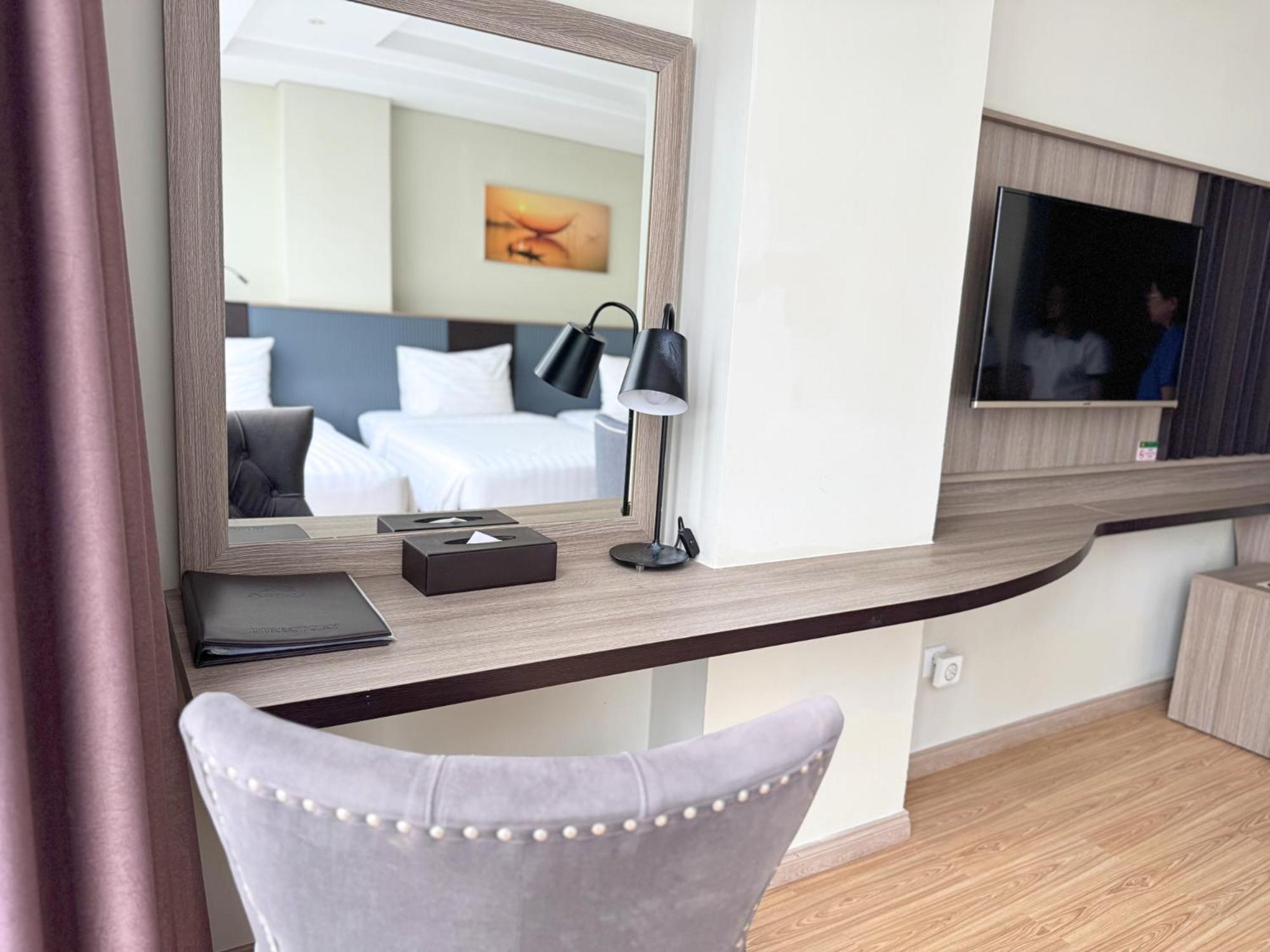Family Suite with City View - Photo 6