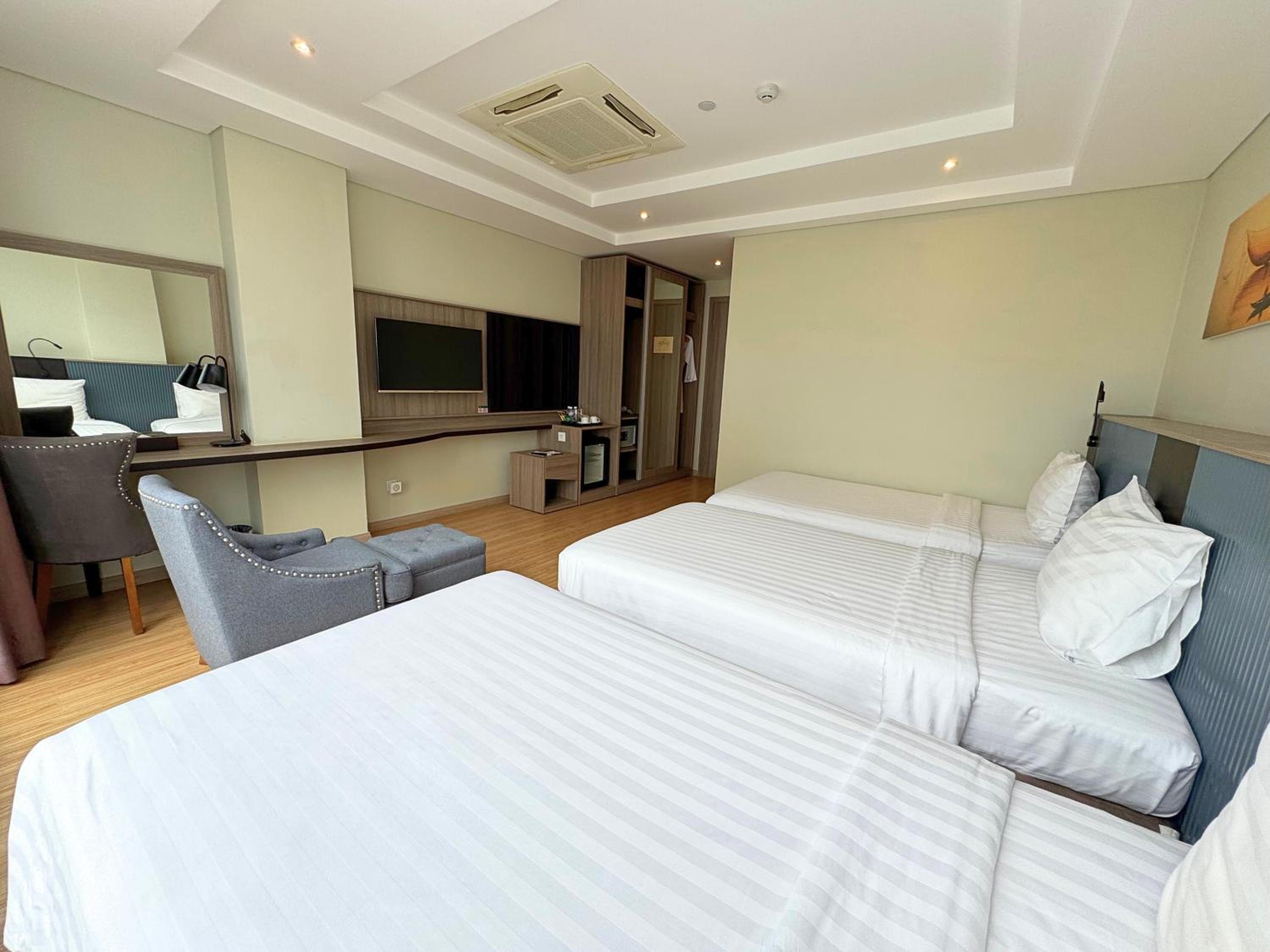 Family Suite with City View - Photo 12