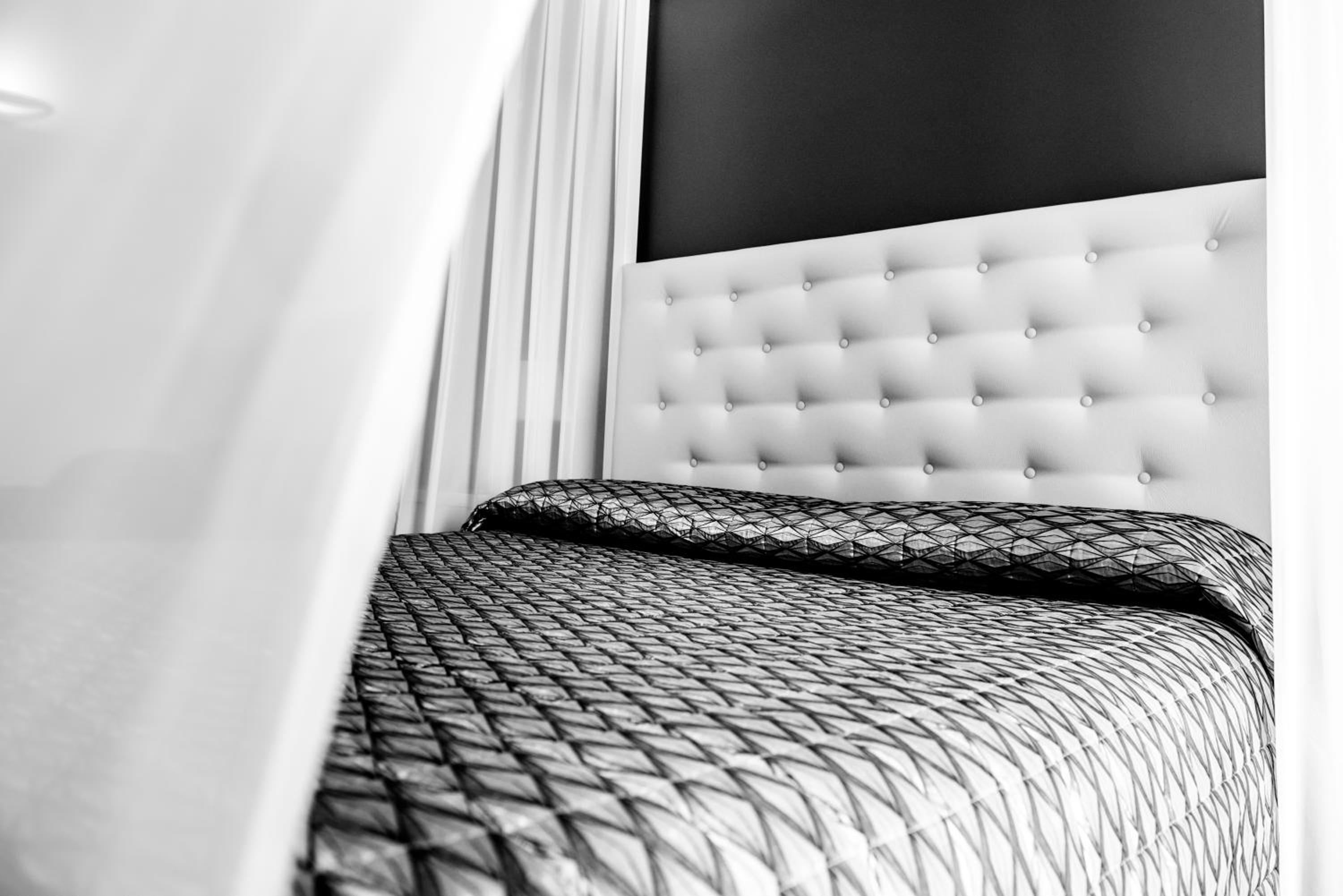 Queen Suite with Spa Bath - Photo 4
