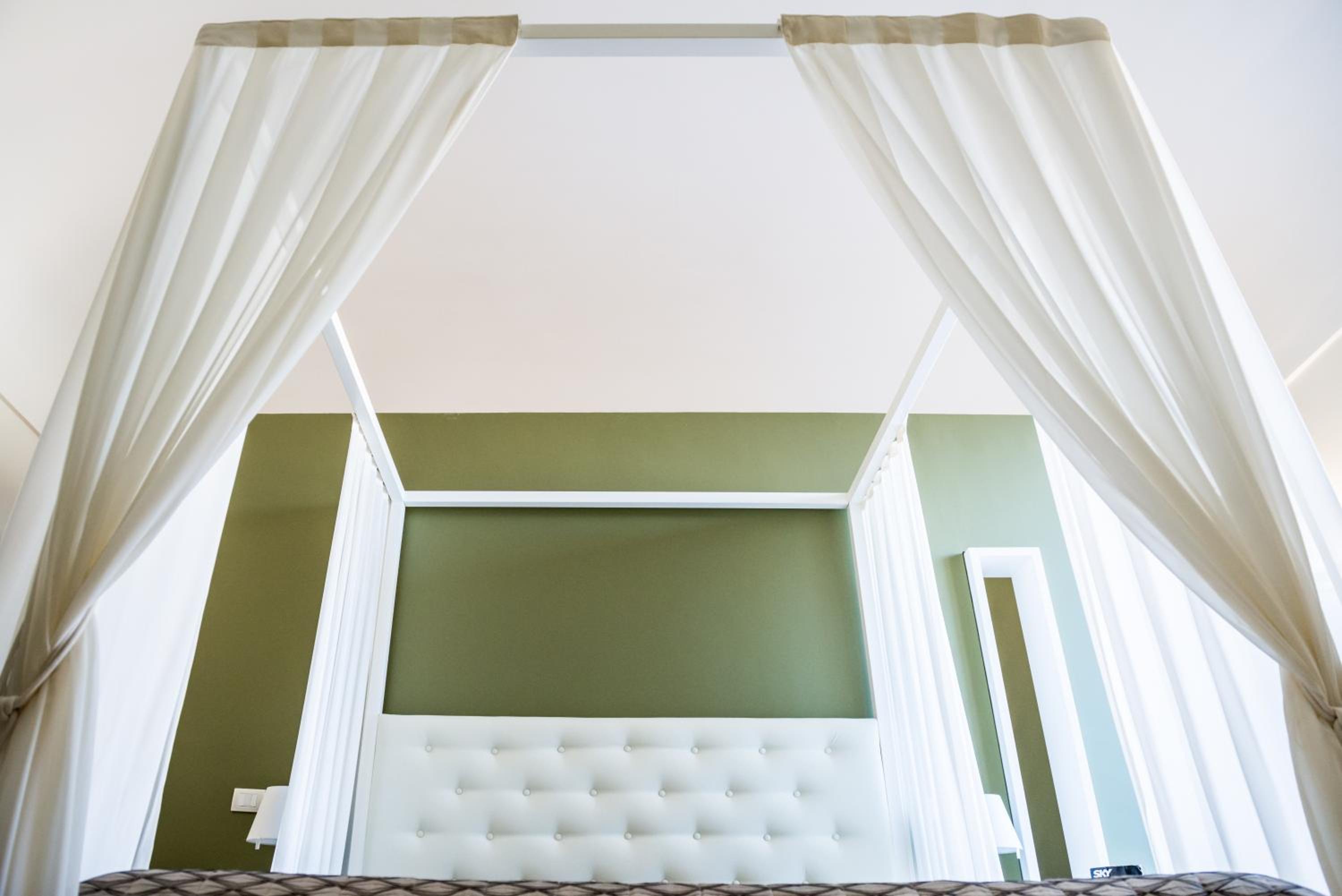 Queen Suite with Spa Bath - Photo 6