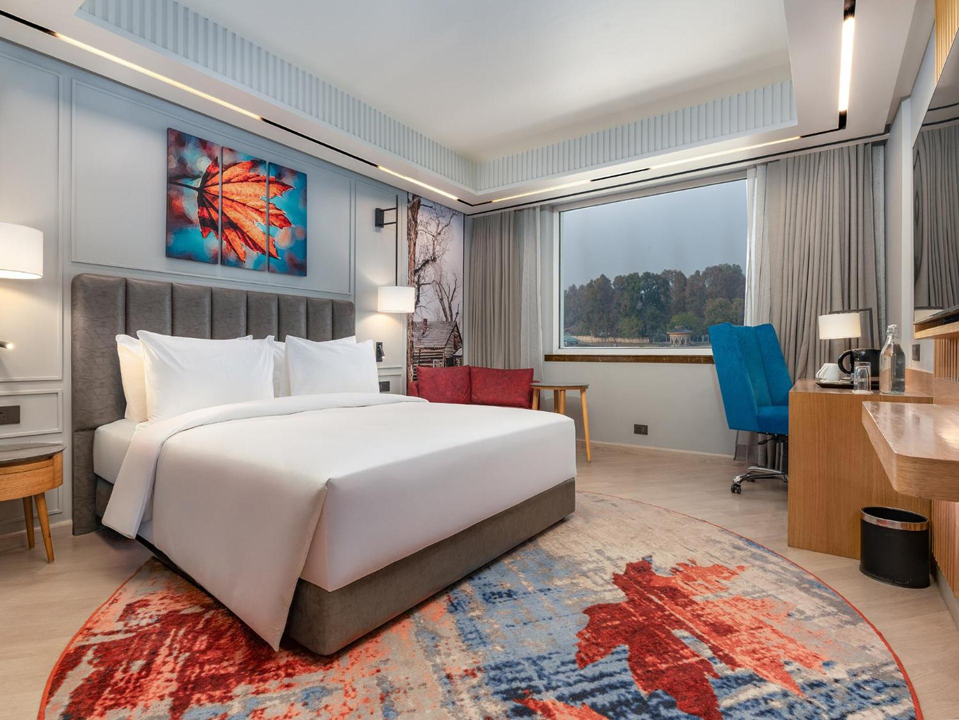 Superior King Room with River View