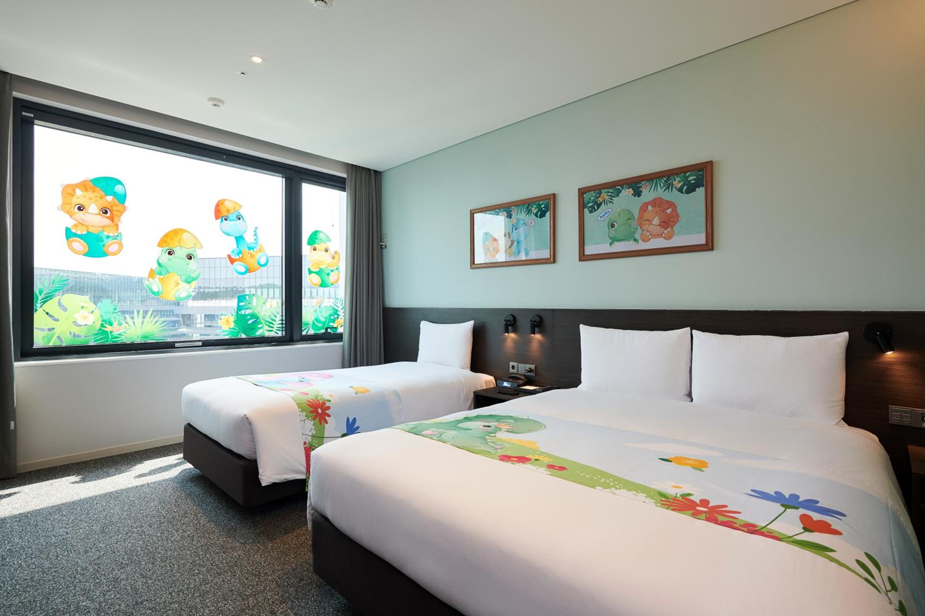 Dinosaur Family Twin - Pool access (two times a stay)