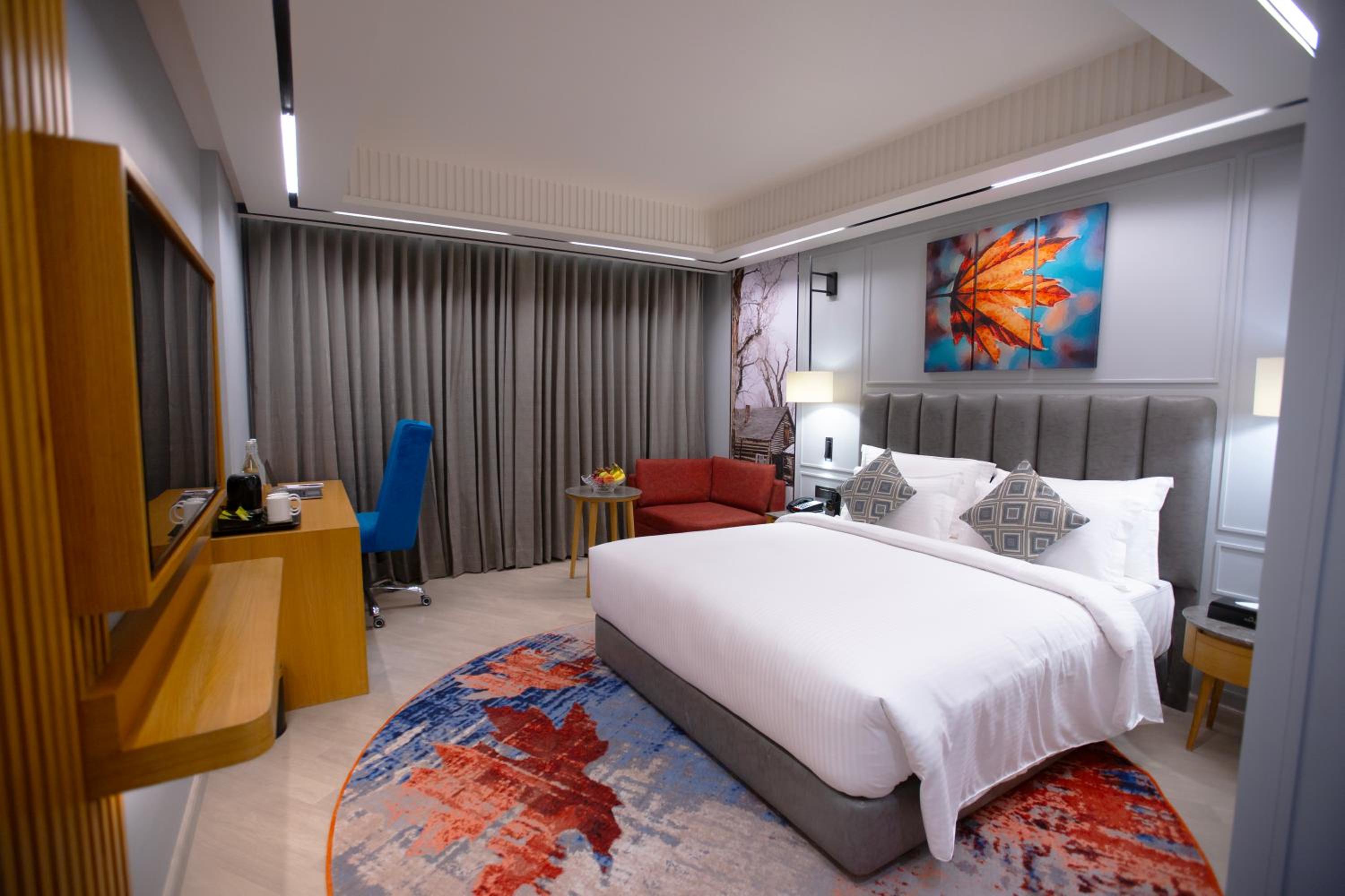 Superior King Room with City View