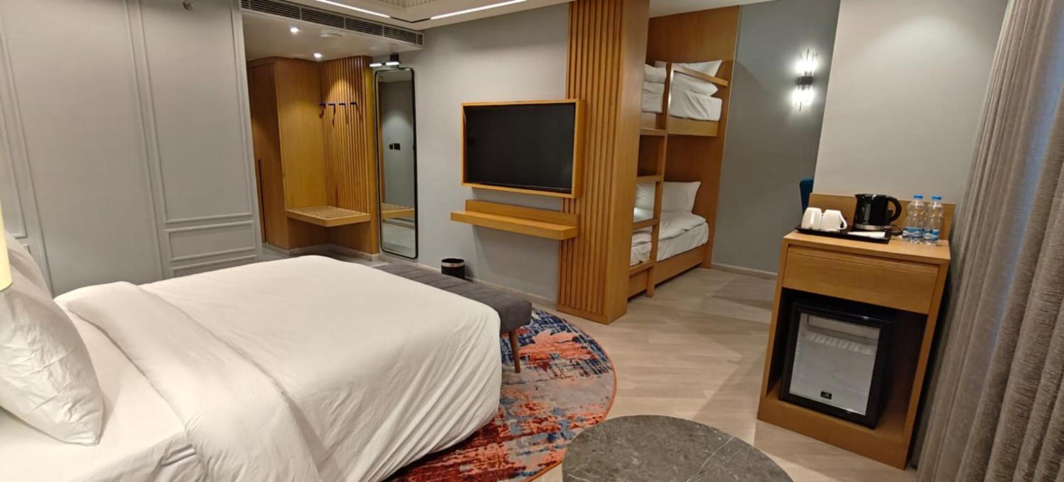 Superior King Room with Bunk Bed and River View
