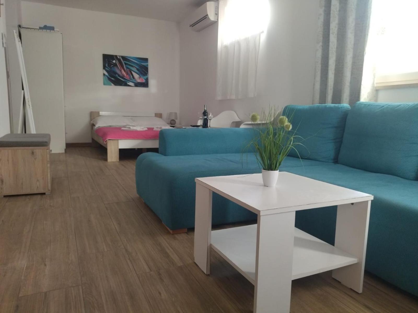 King Studio with Sofa Bed