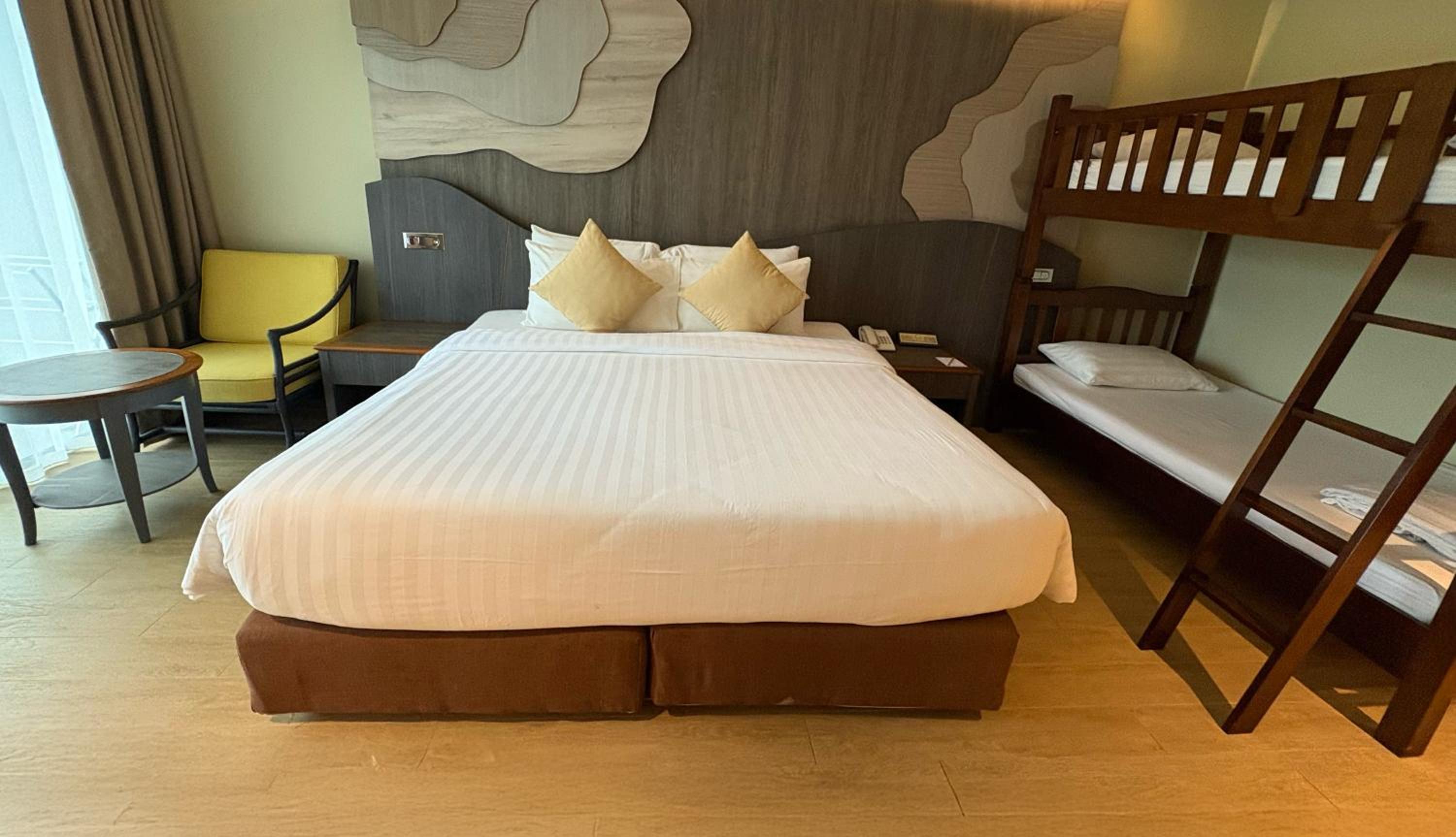 Deluxe Family Pool View with bunk bed - Photo 8