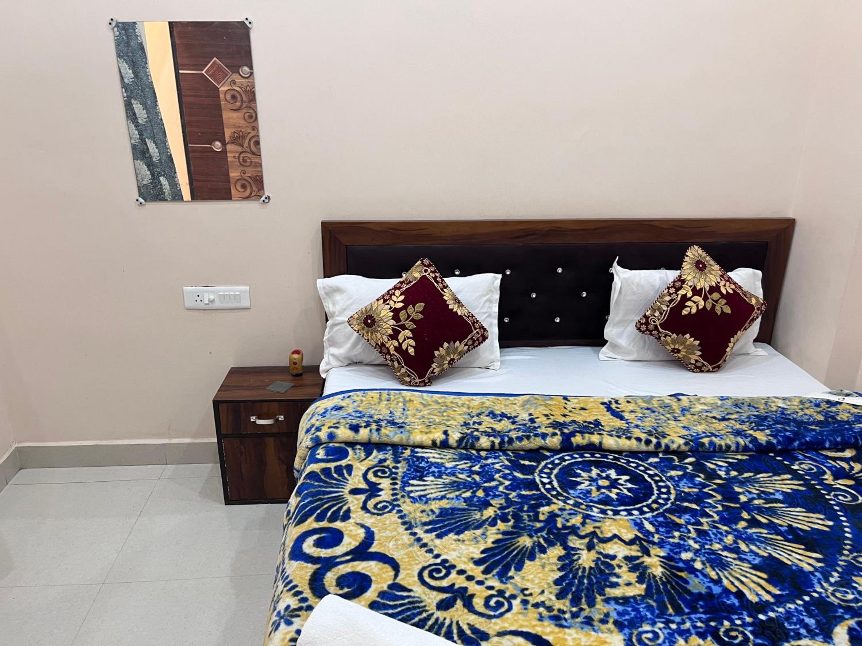Deluxe Double Room (2 Adults + 1 Child)