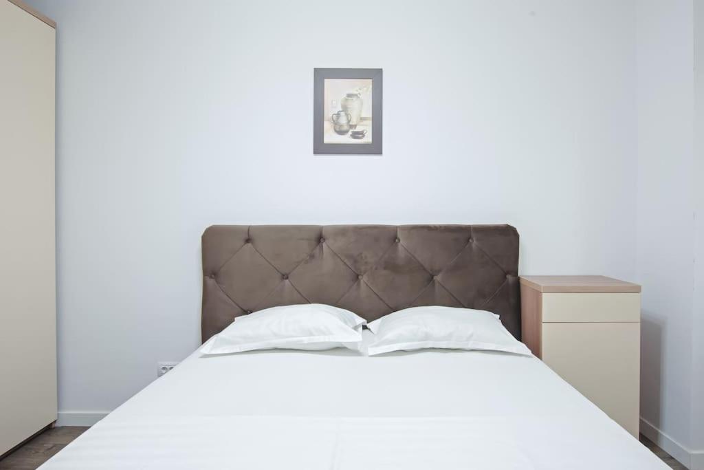 One-Bedroom Apartment photo 3