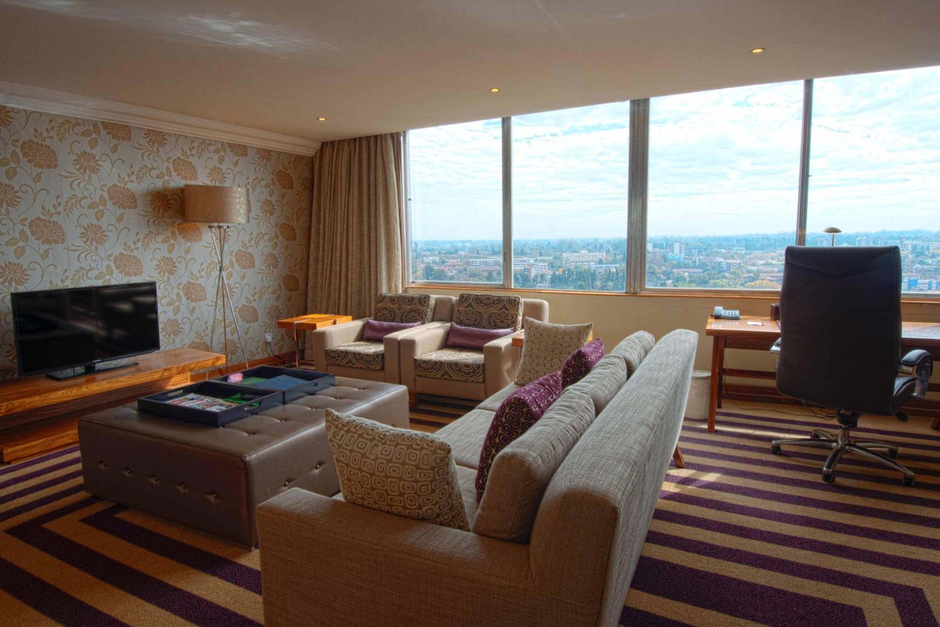 Executive Suite - Photo 6
