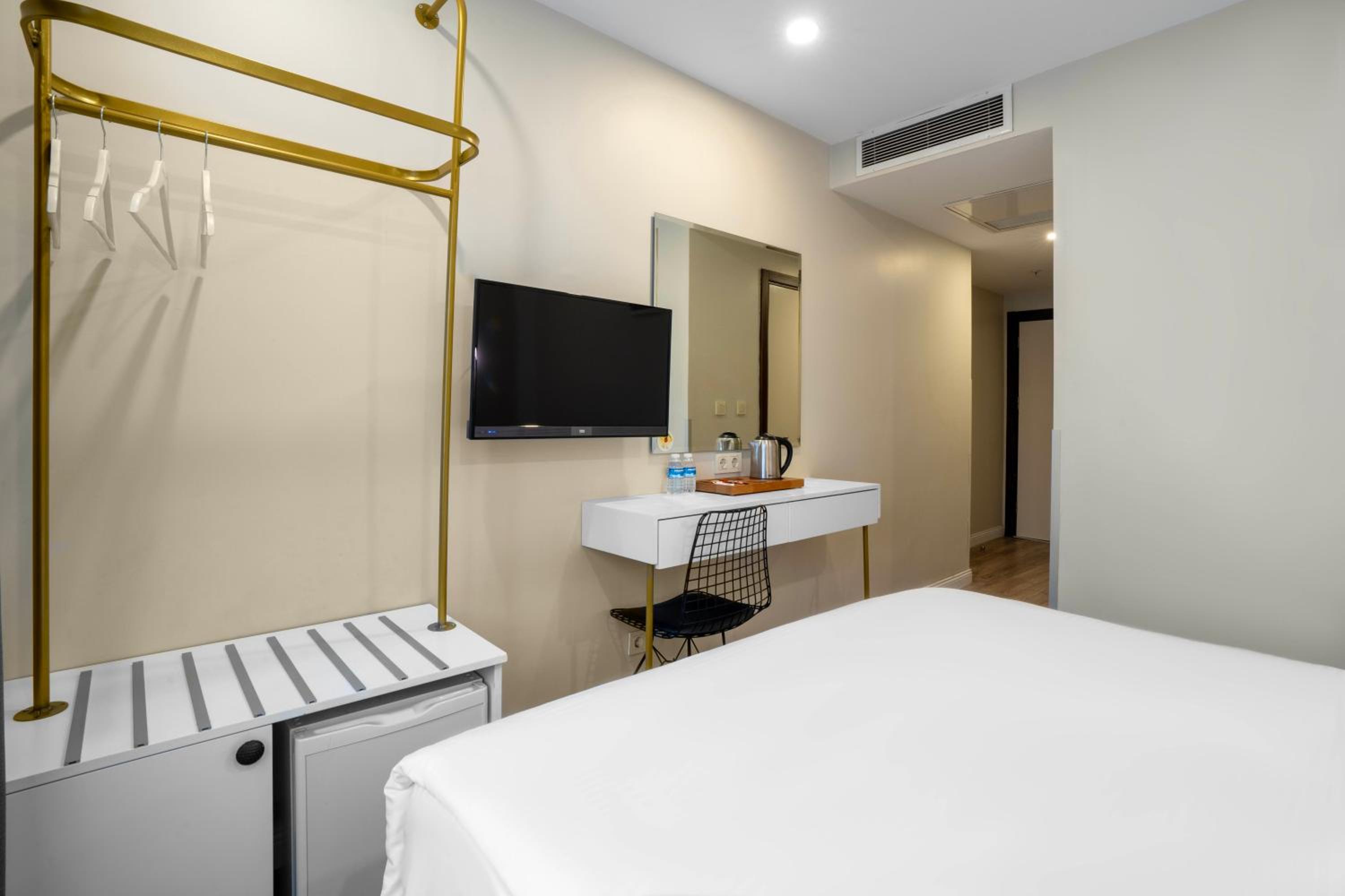 Budget Double Room photo 3