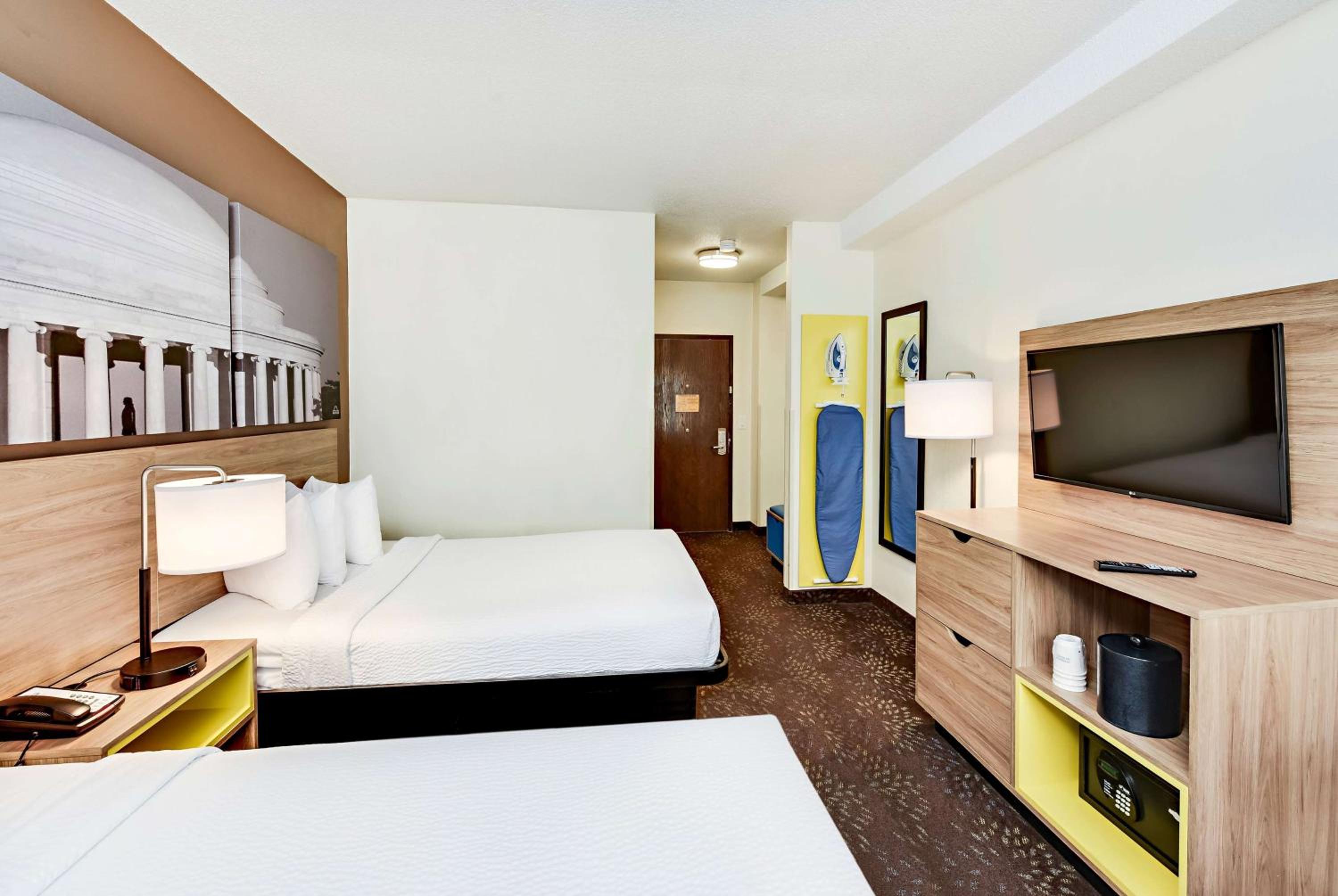 Deluxe Double Room with Two Double Beds - Non-Smoking - Photo 7