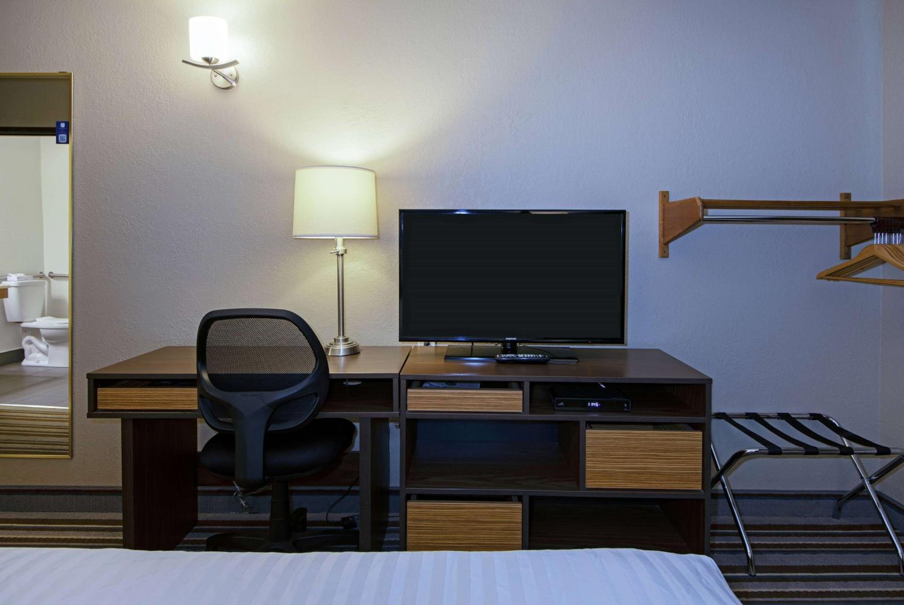 King Room - Non-Smoking - Photo 6