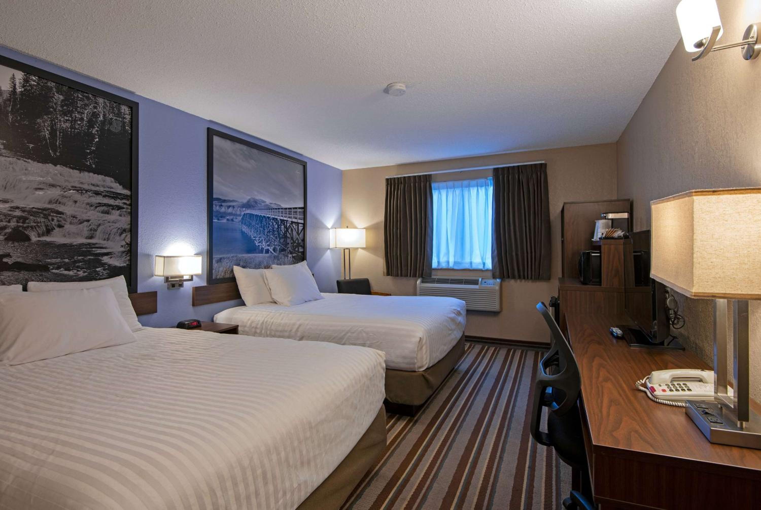 Queen Room with Two Queen Beds - Non-Smoking - Photo 6