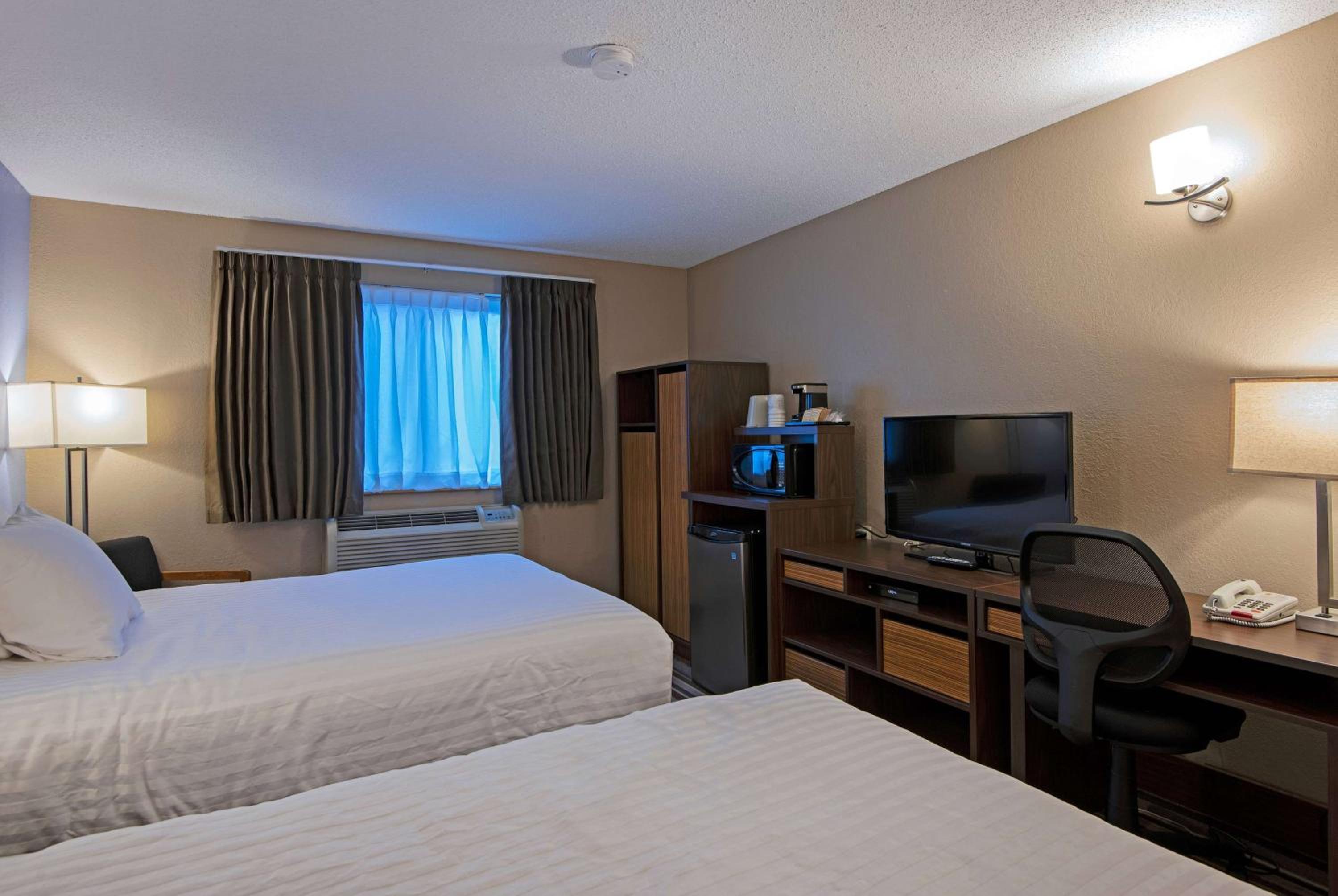 Queen Room with Two Queen Beds - Non-Smoking - Photo 7