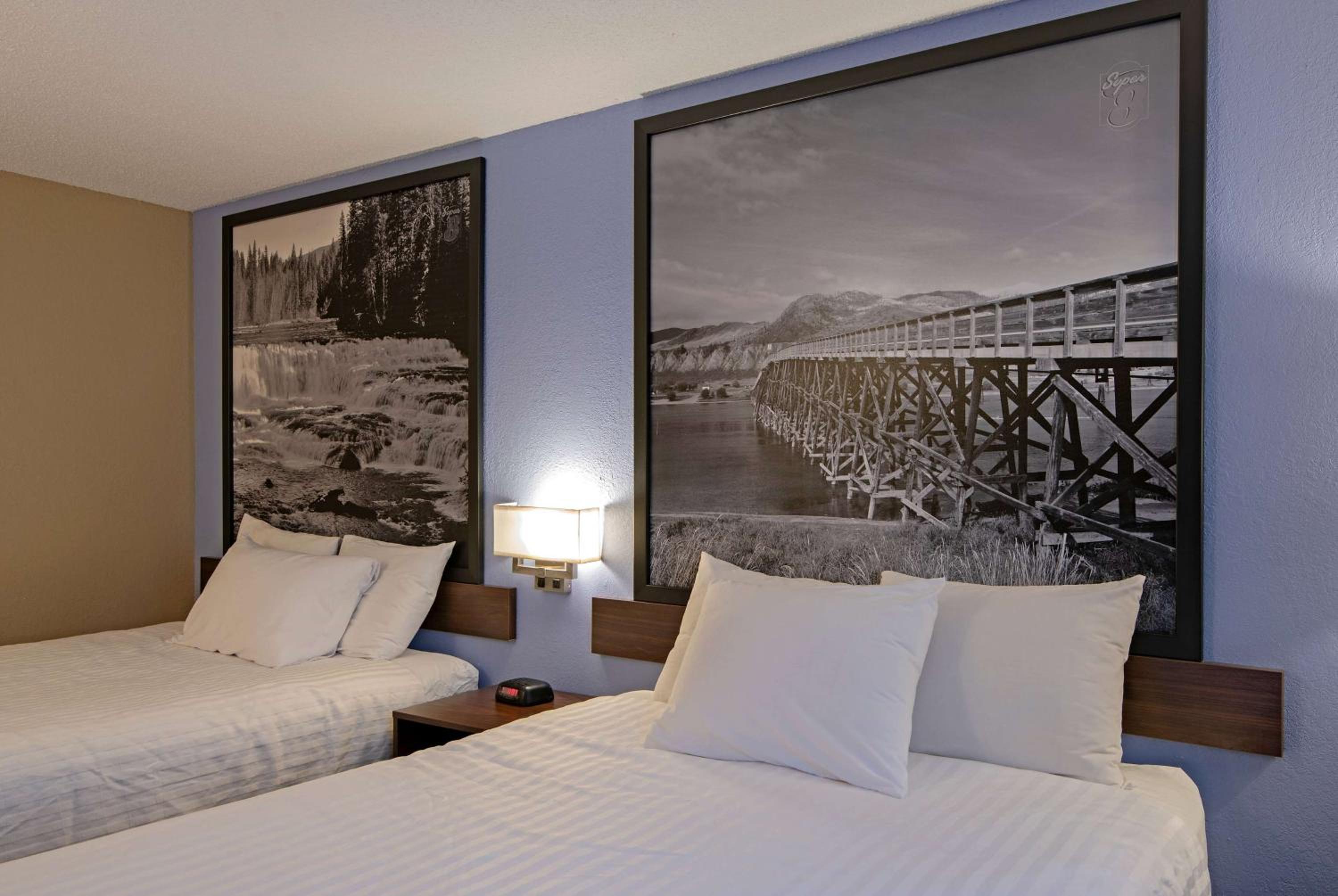 Queen Room with Two Queen Beds - Non-Smoking - Photo 8