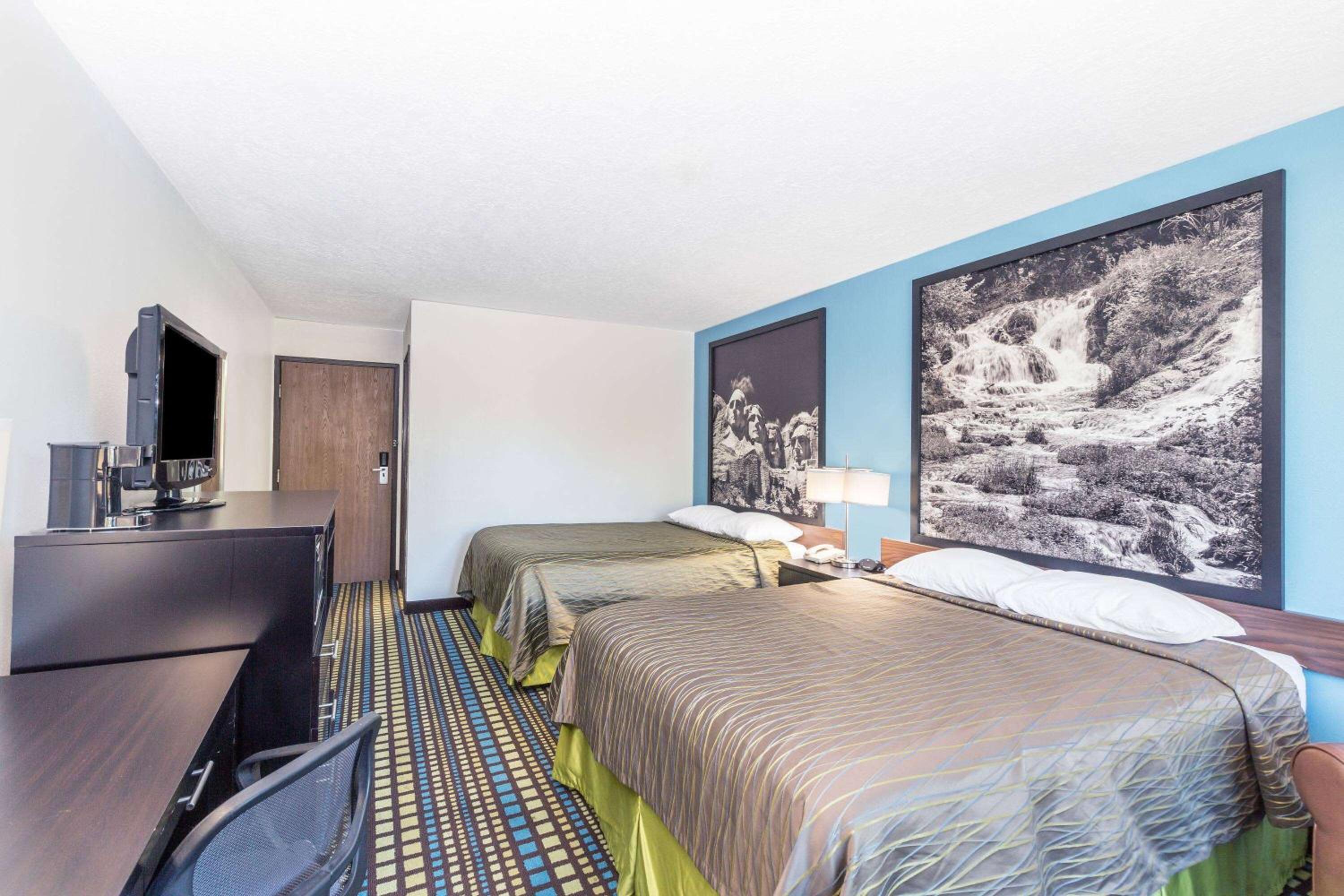 Queen Room with Two Queen Beds - Non-Smoking photo 1