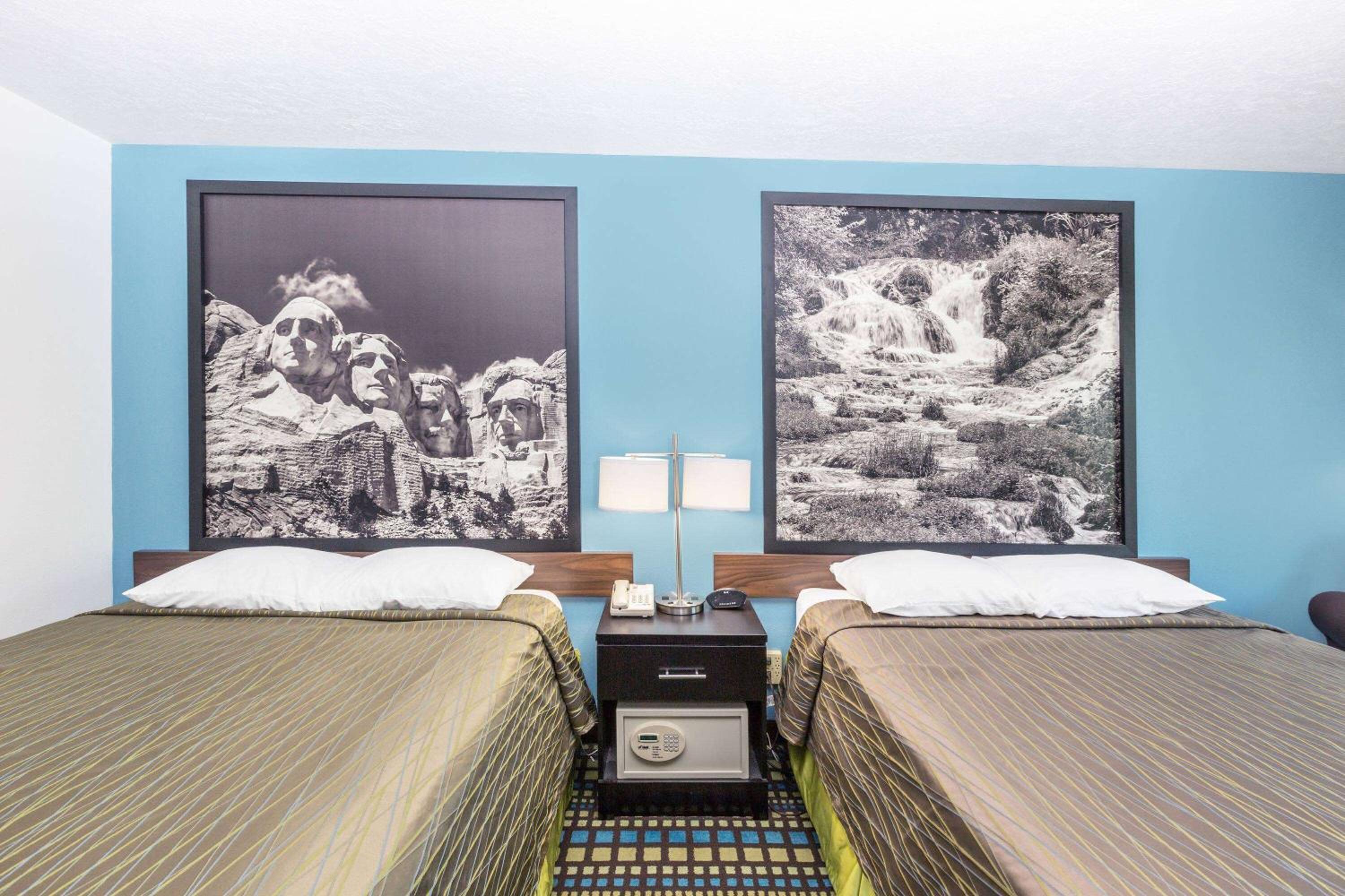 Queen Room with Two Queen Beds - Non-Smoking photo 2