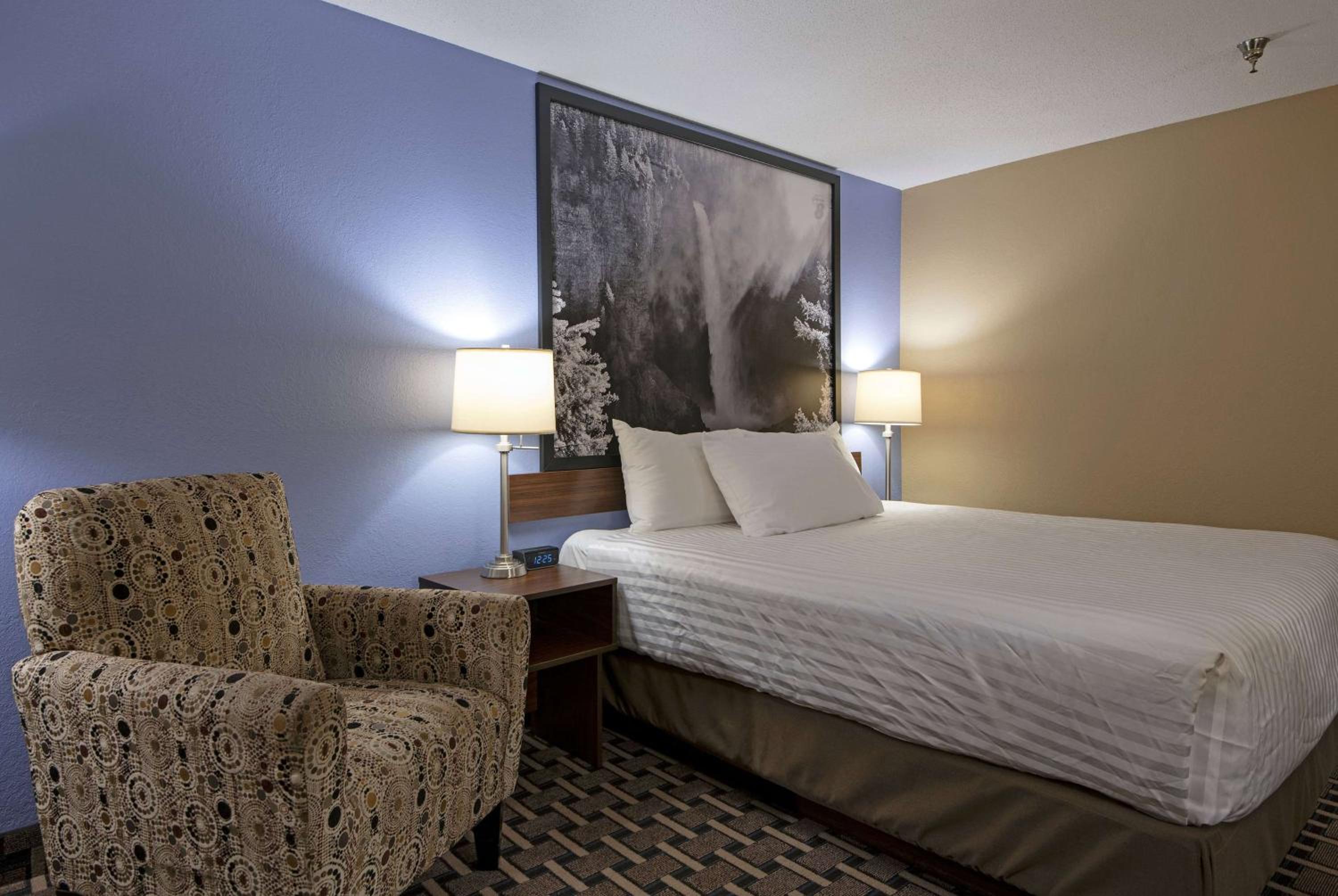King Room - Non-Smoking - Photo 9