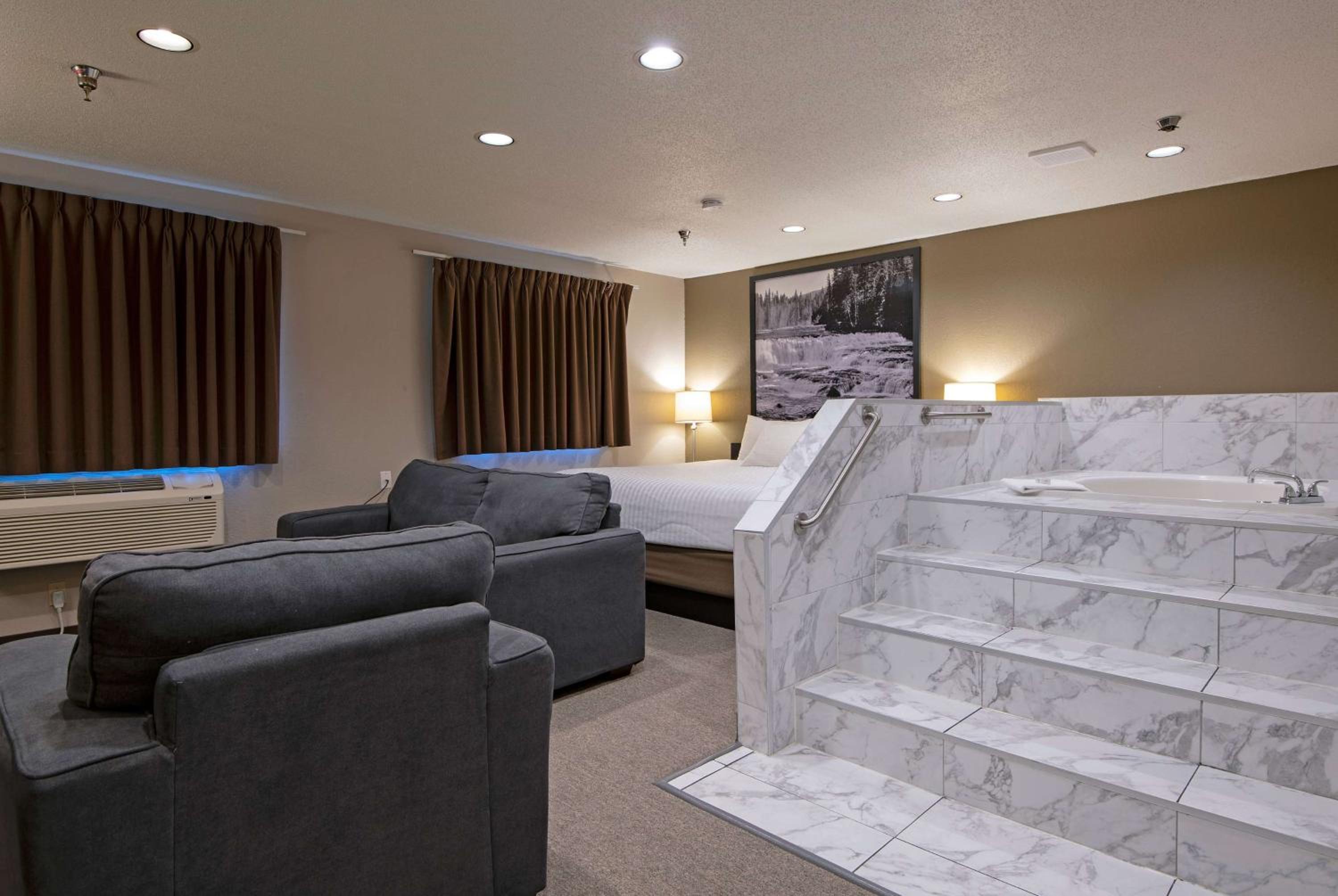King Studio Suite with Hot Tub - Non-Smoking - Photo 6