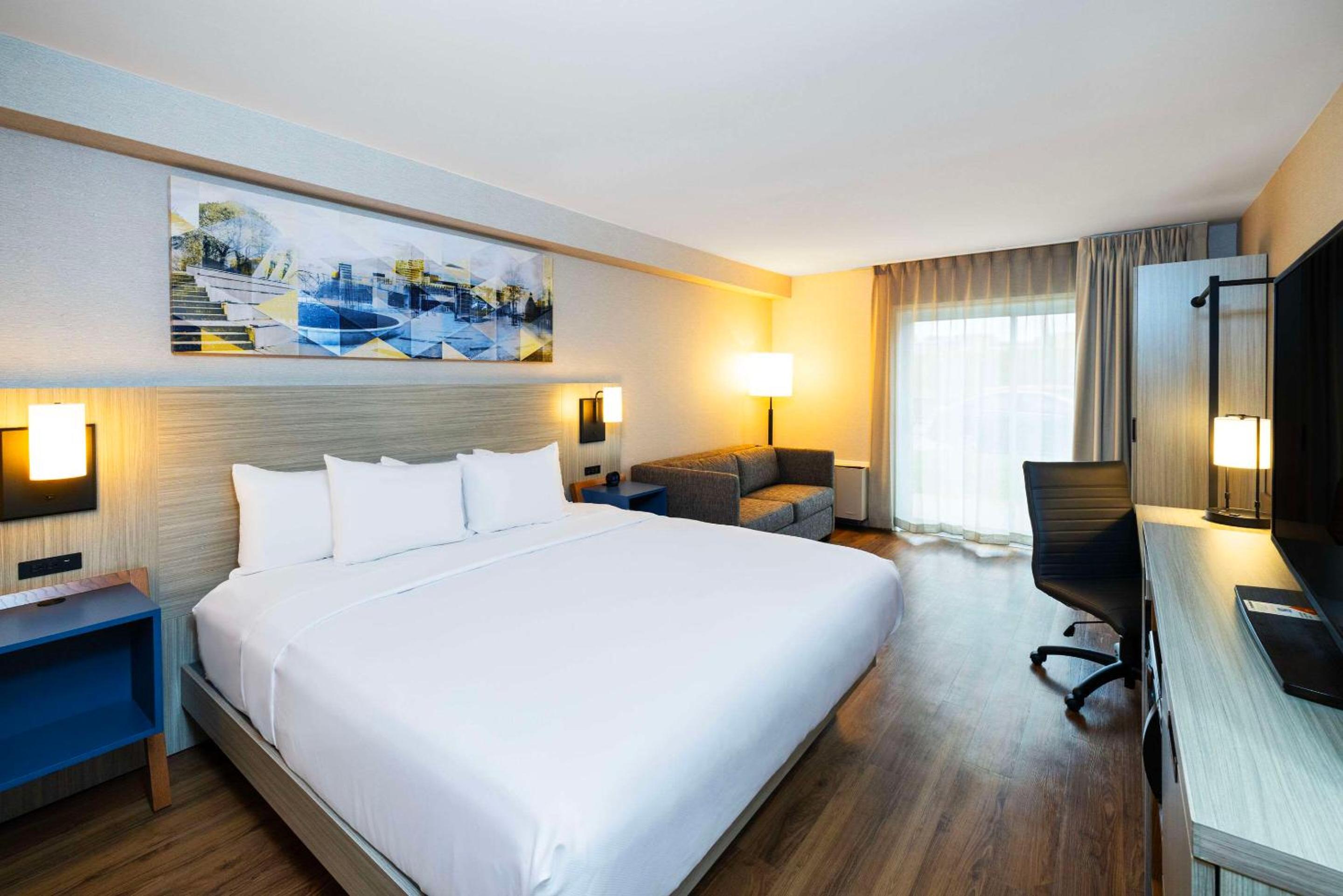 Standard King Room - Non-Smoking  - Photo 1