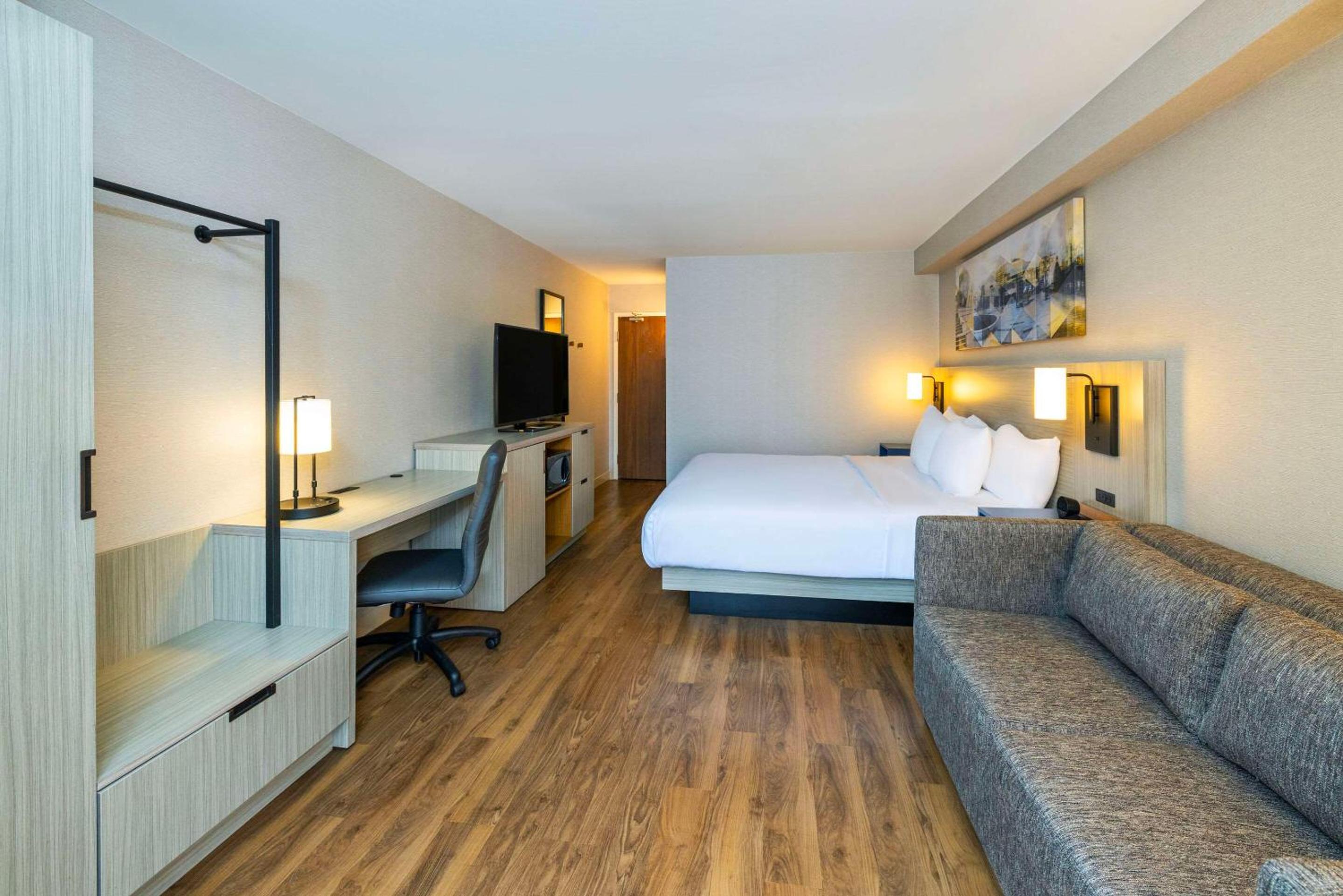 Standard King Room - Non-Smoking  - Photo 4