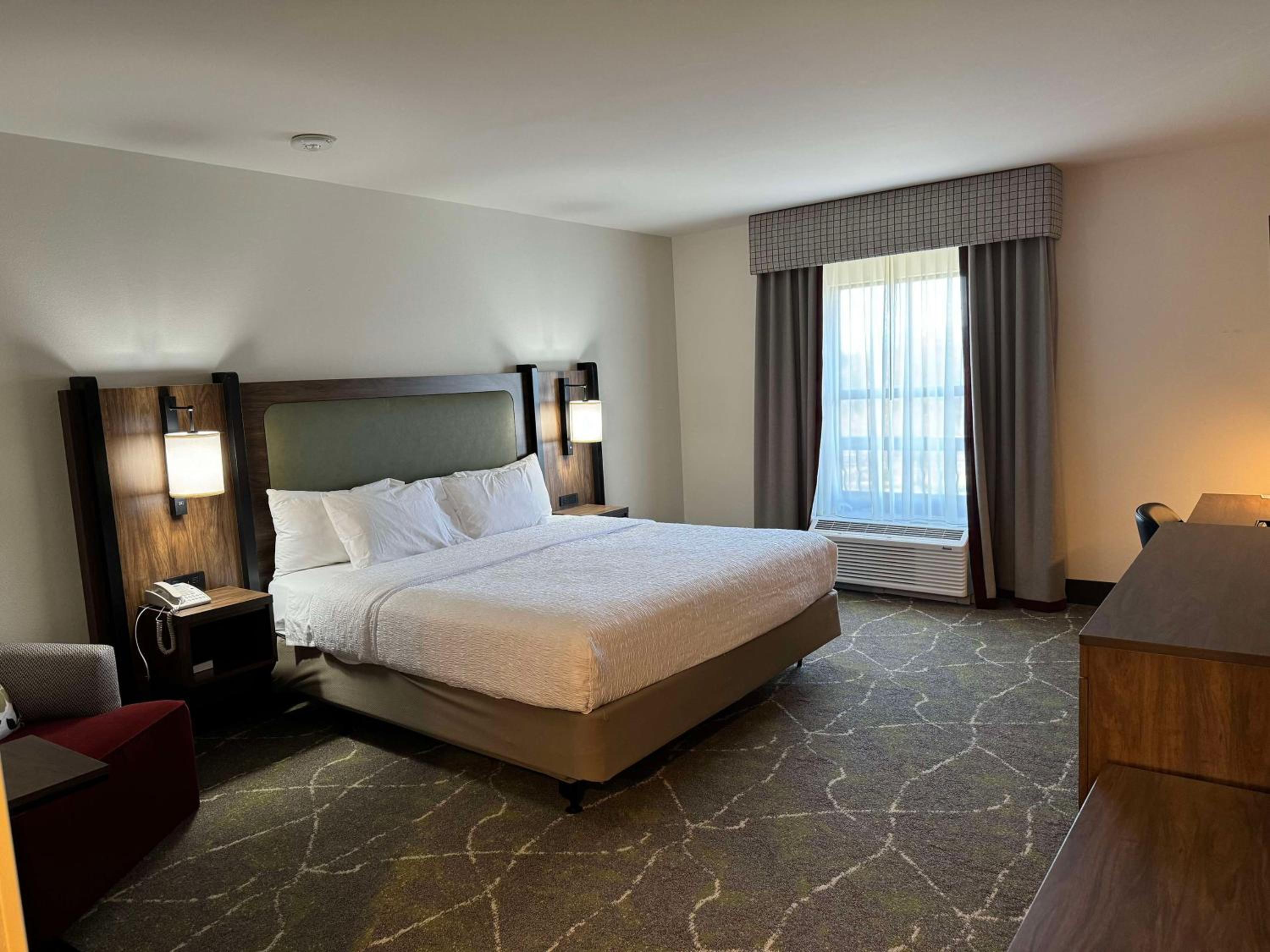 King Room with King Bed - Non-Smoking - Photo 6