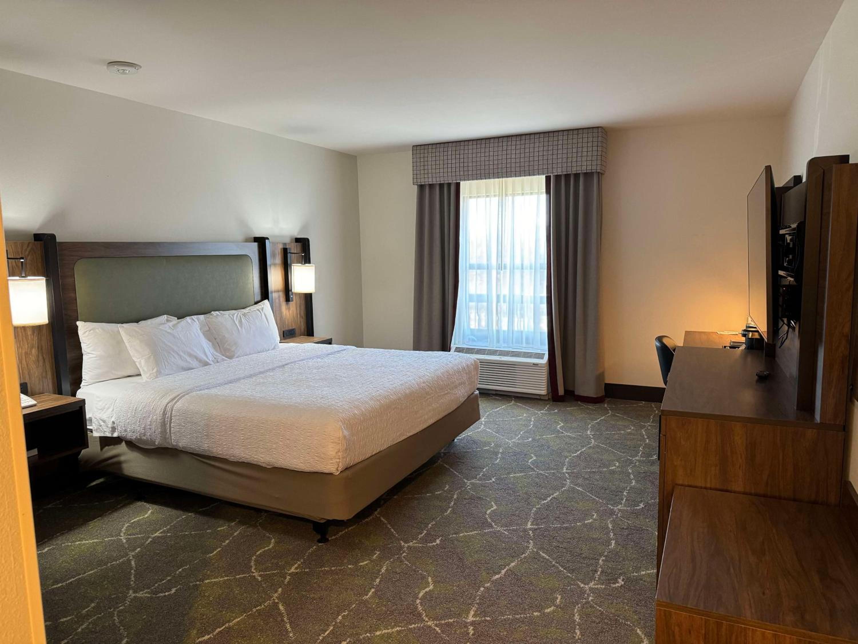 King Room - Mobility/Hearing Accessible - Photo 2