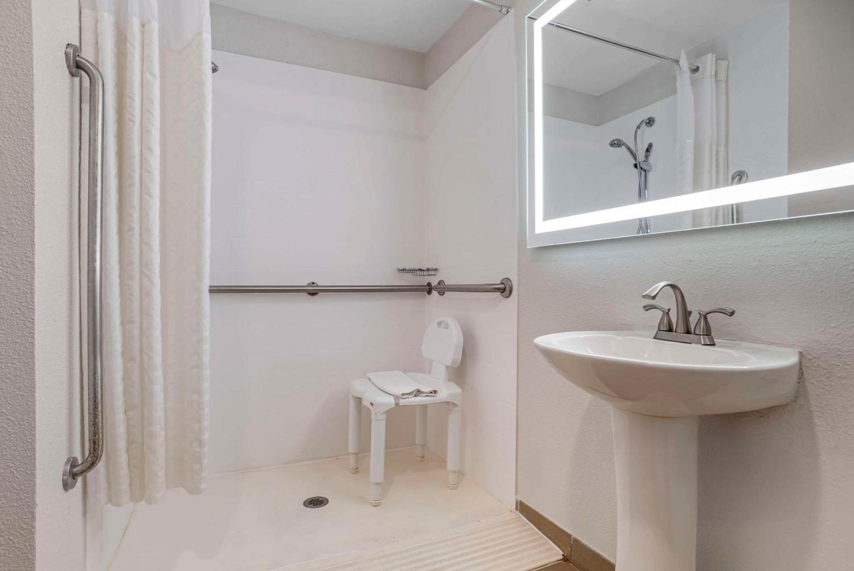 King Suite with Accessible Bath Tub - Non-Smoking - Photo 7