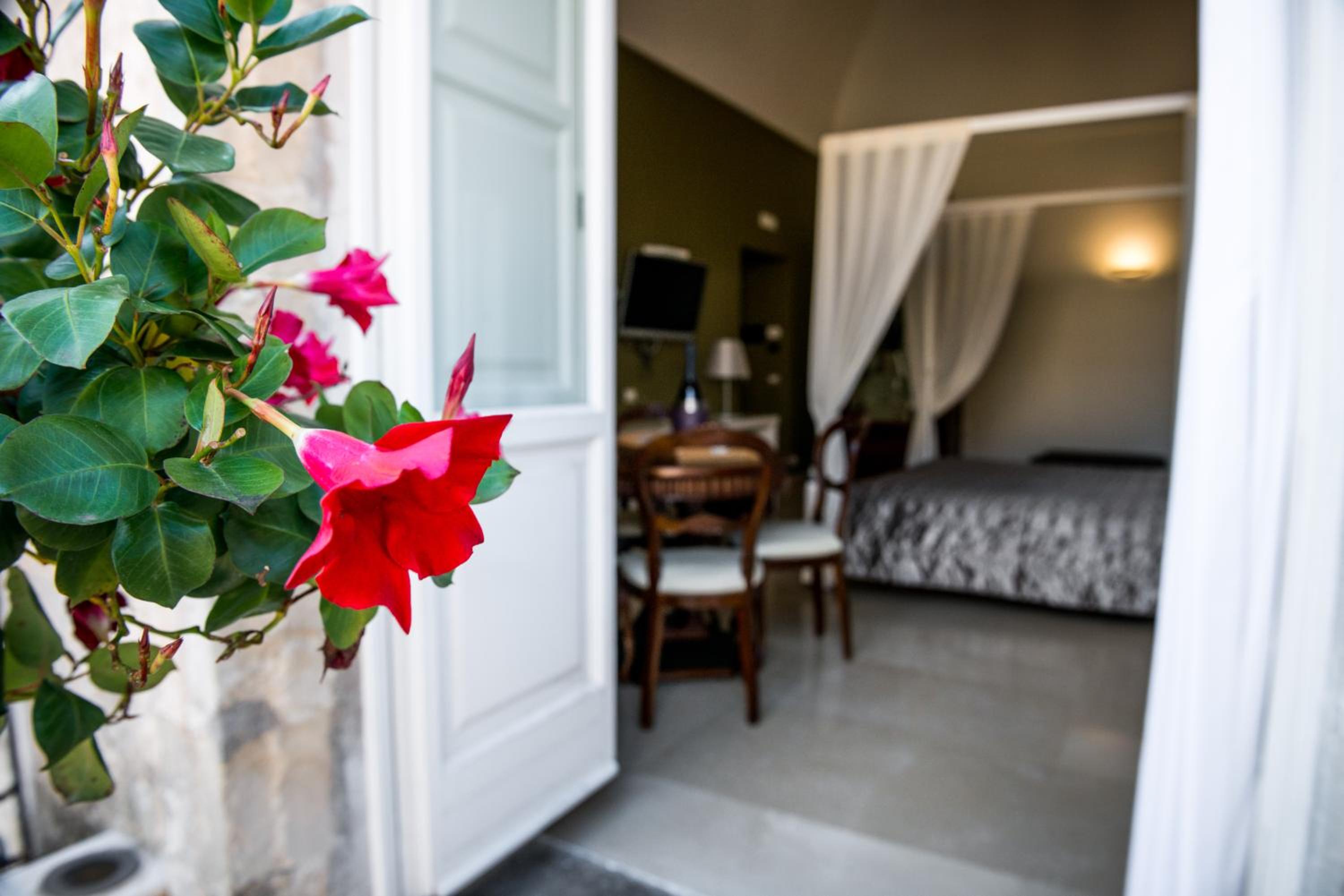 Queen Suite with Spa Bath - Photo 3